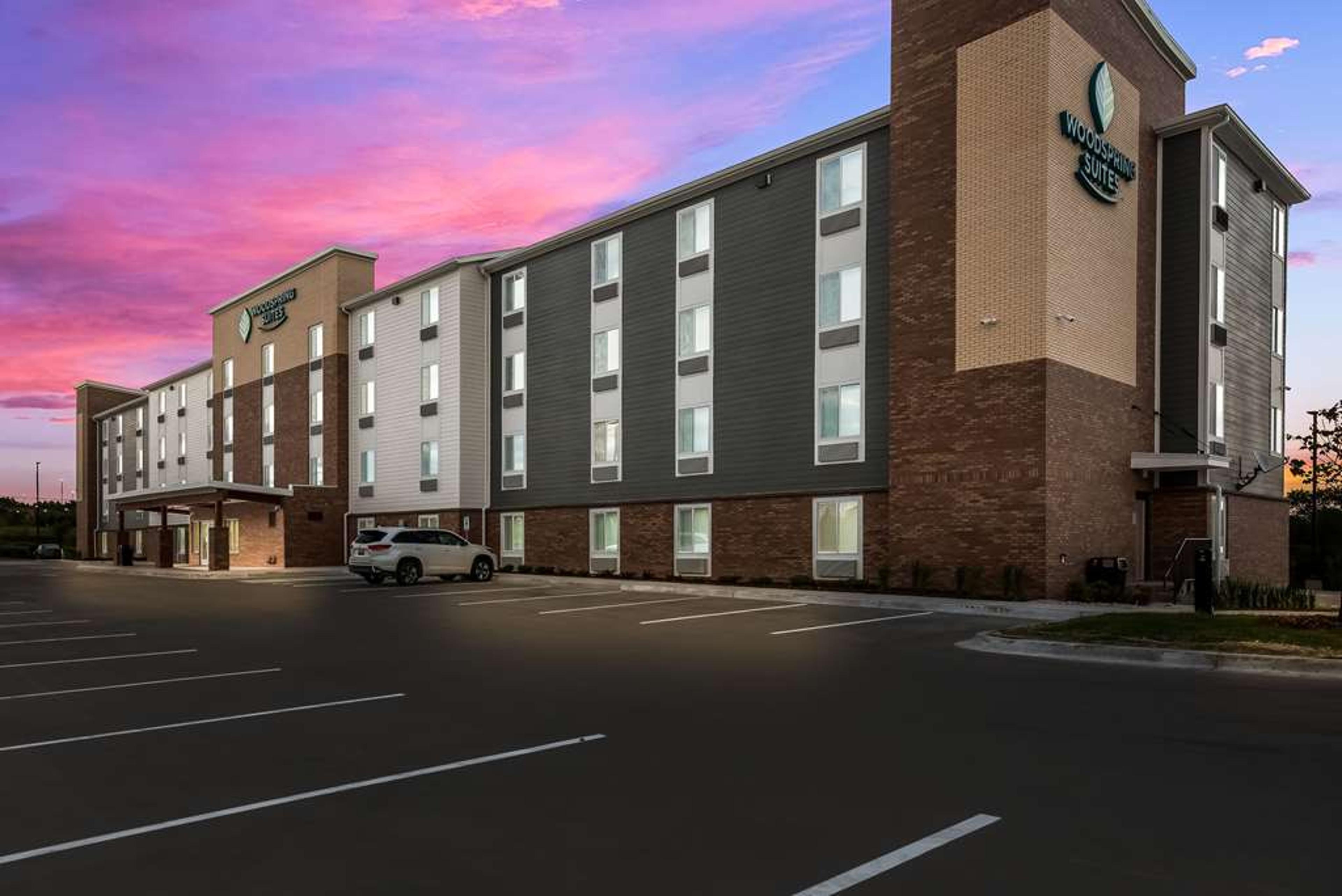 WOODSPRING SUITES MILWAUKEE - MENOM