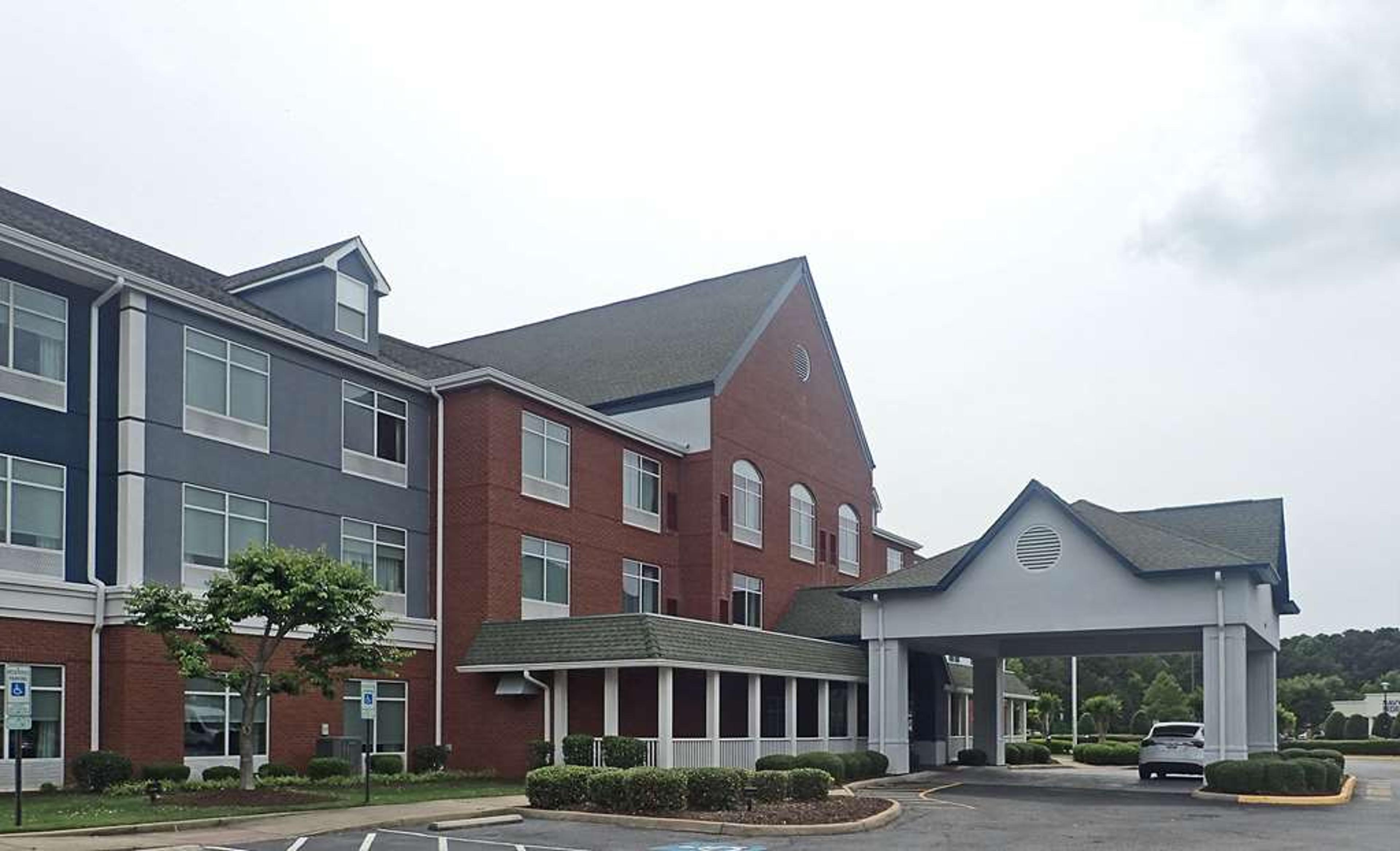 COMFORT INN AND SUITES HAMPTON NEAR