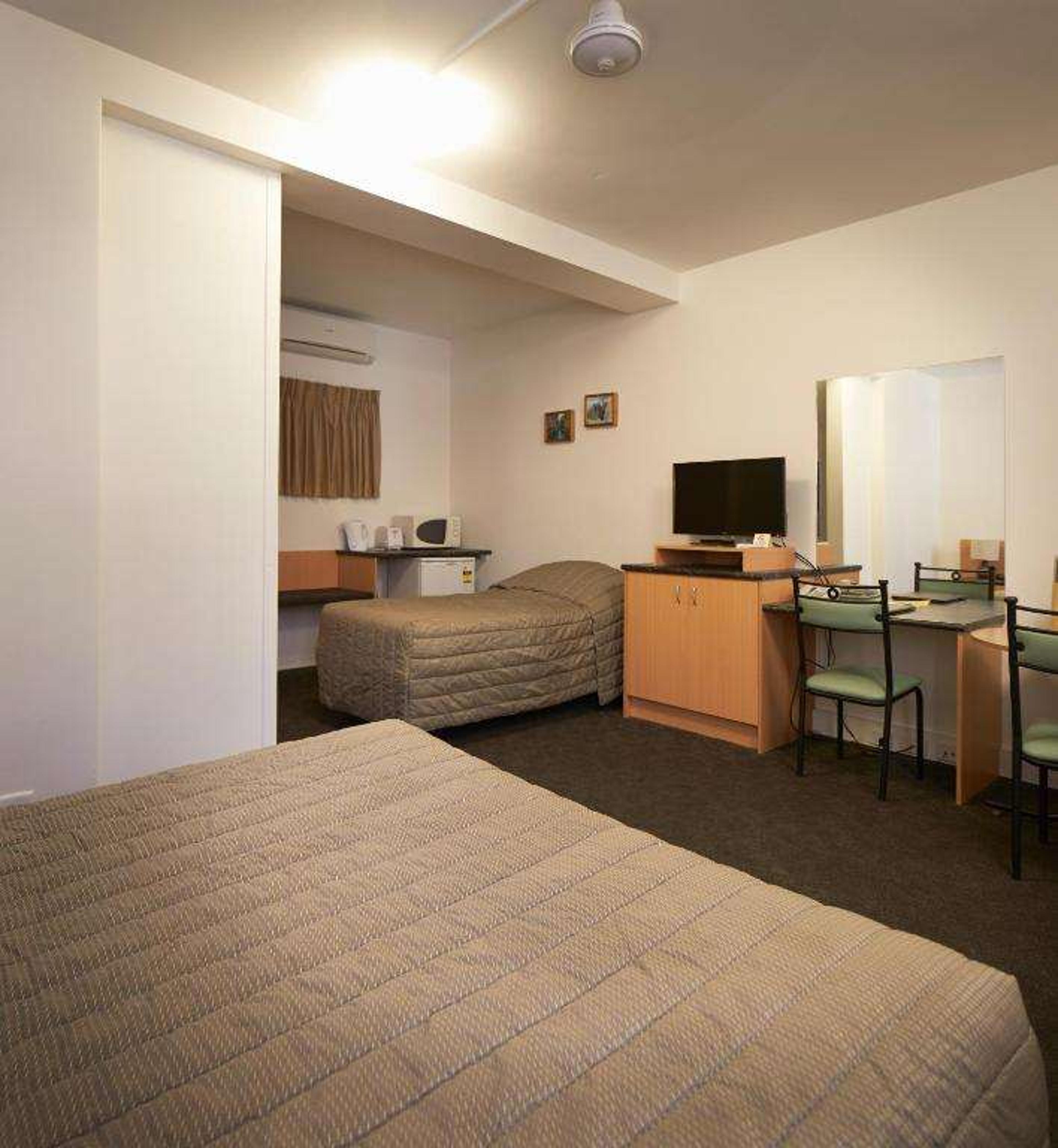 BAILEYS PARKSIDE MOTEL