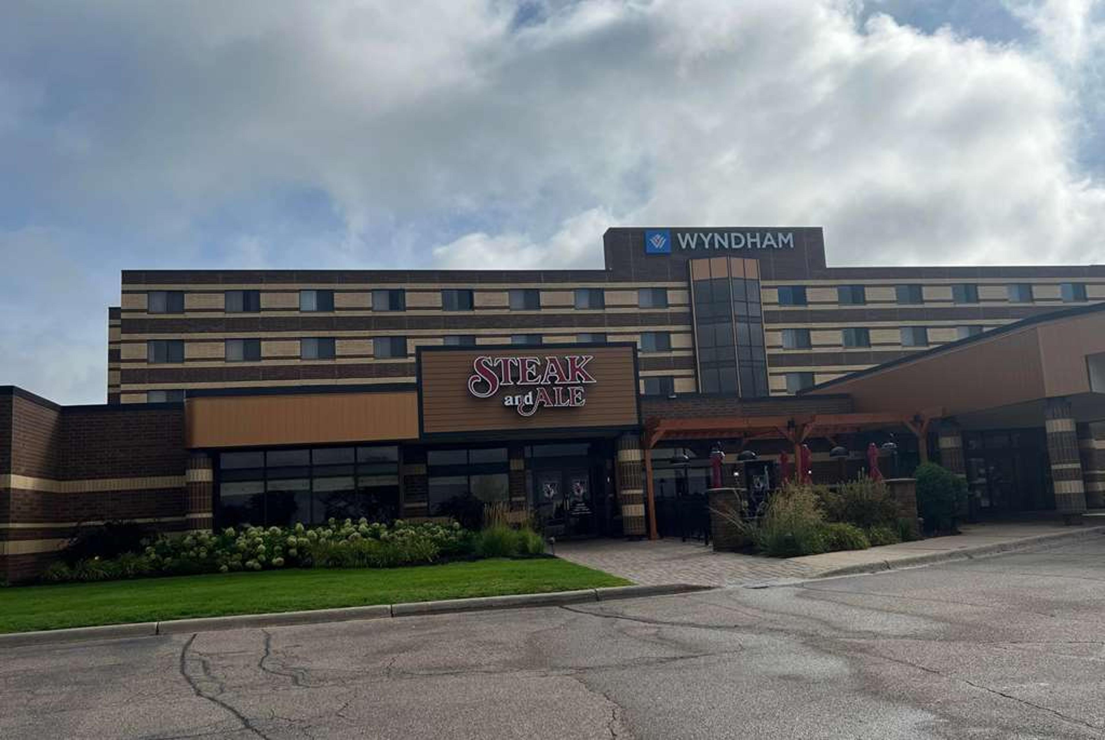WYNDHAM BURNSVILLE NICOLLET INN