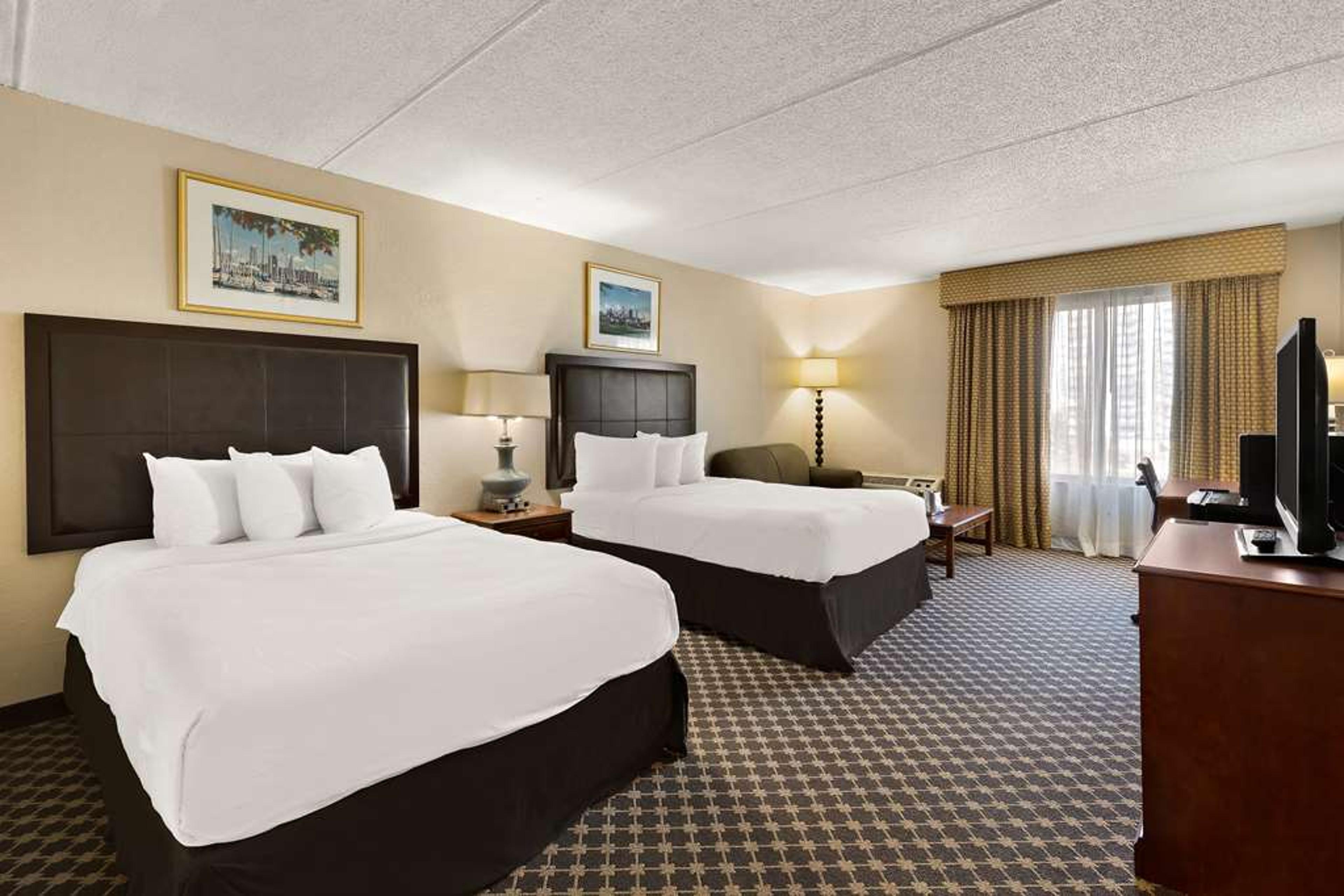 HOTEL RL CLEVELAND AIRPORT W