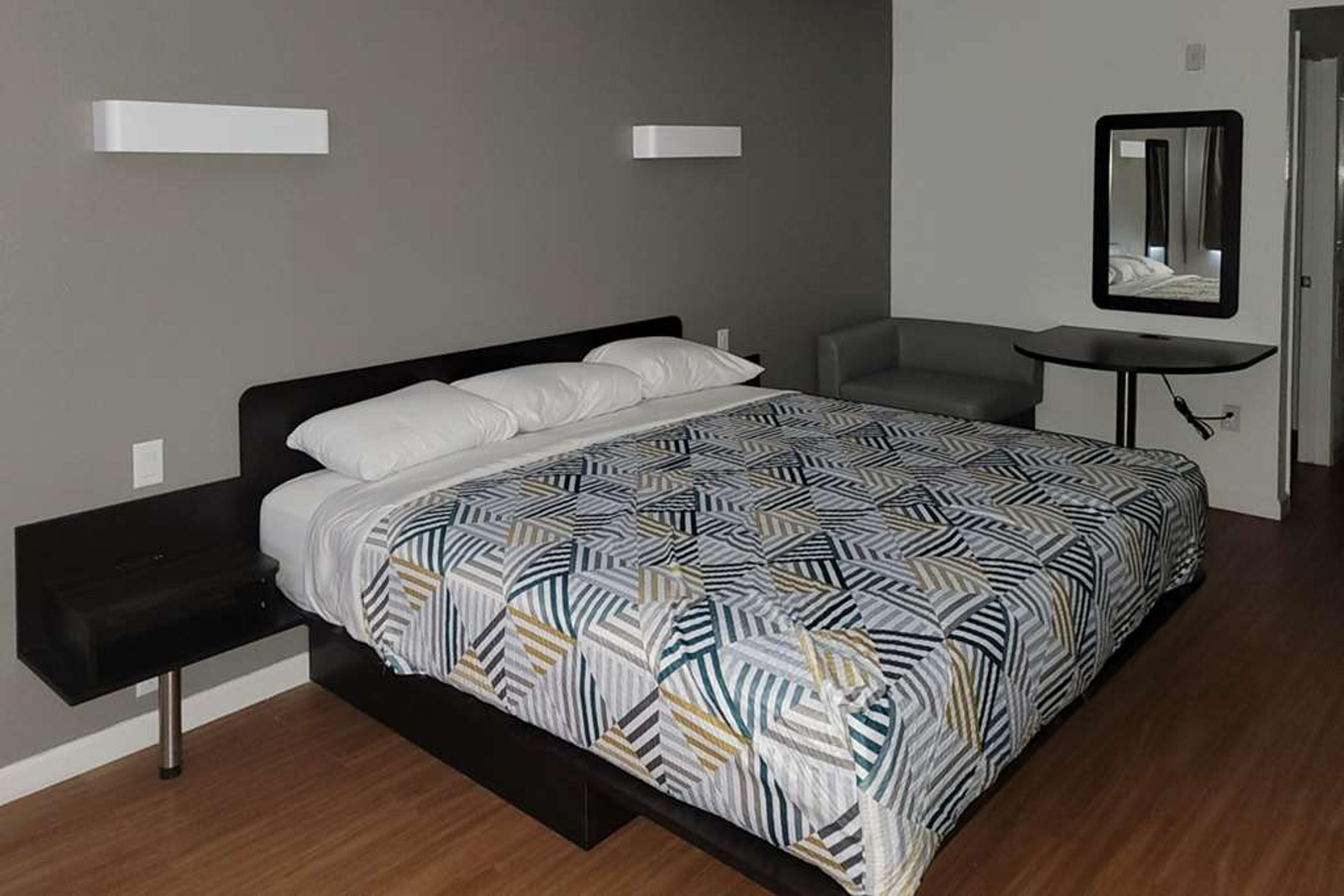 RODEWAY INN AND SUITES THOUSAND PAL