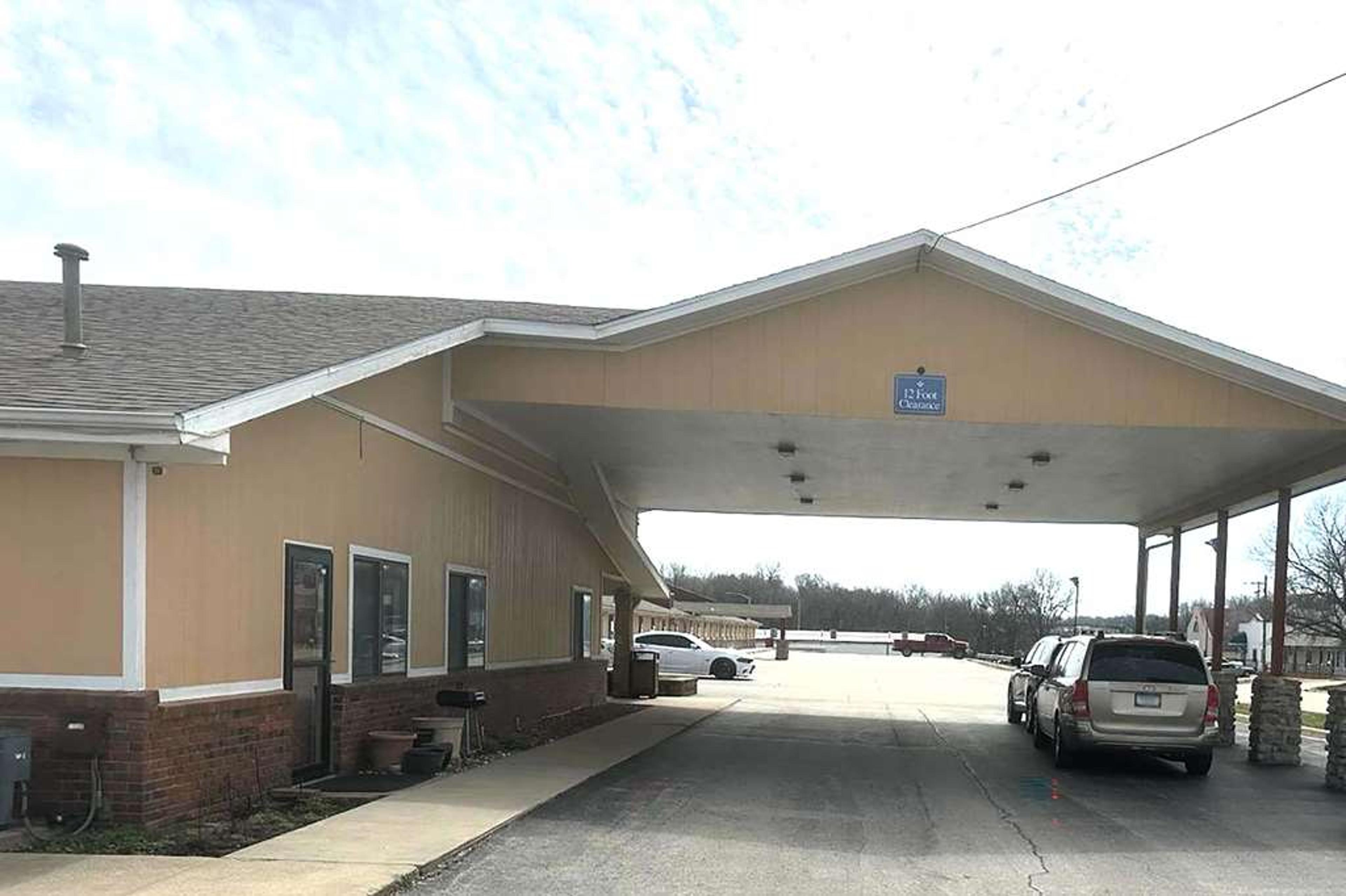 SUPER 8 BY WYNDHAM FORT SCOTT
