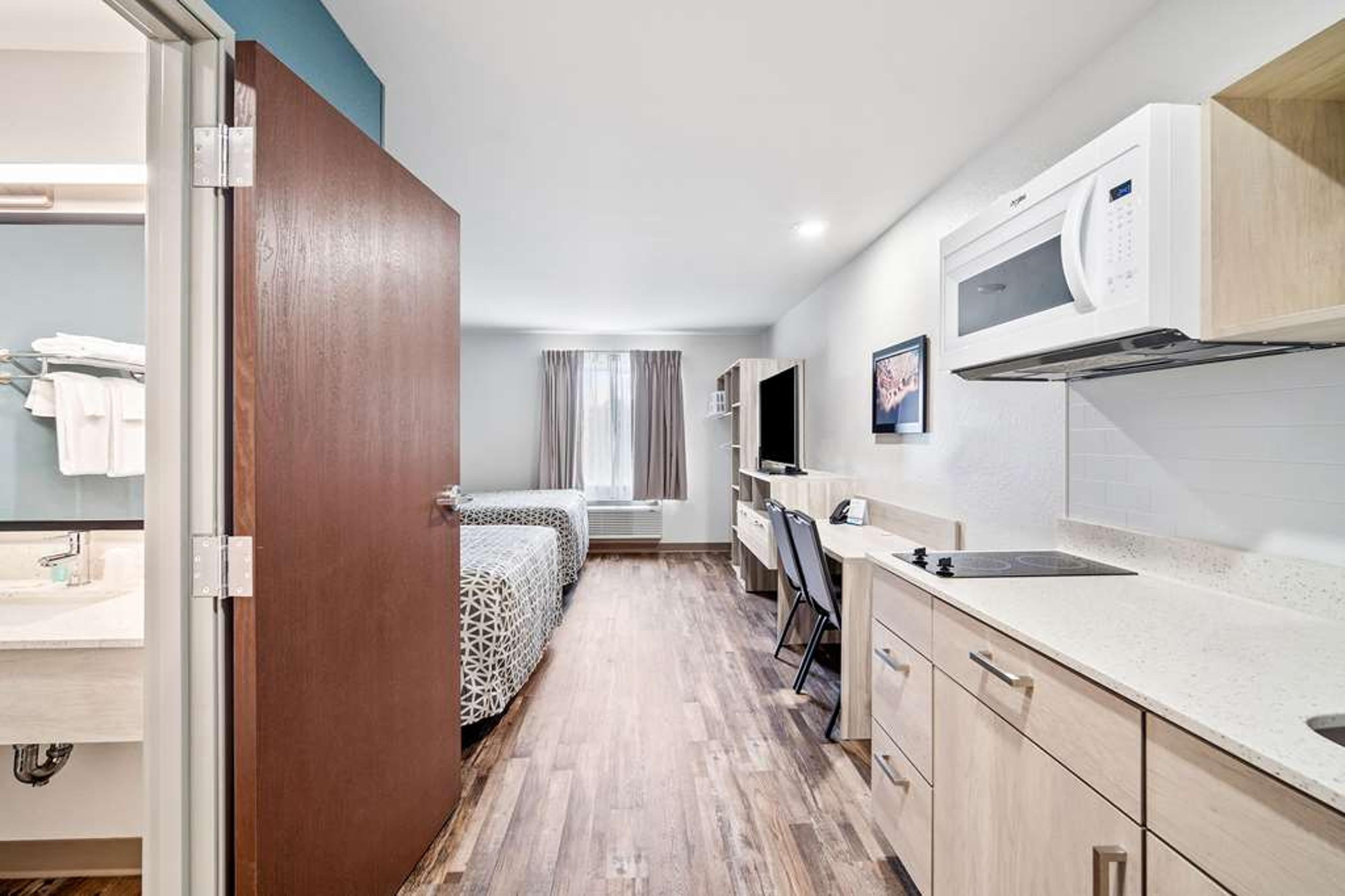 WOODSPRING SUITES FORT MYERS - CAPE