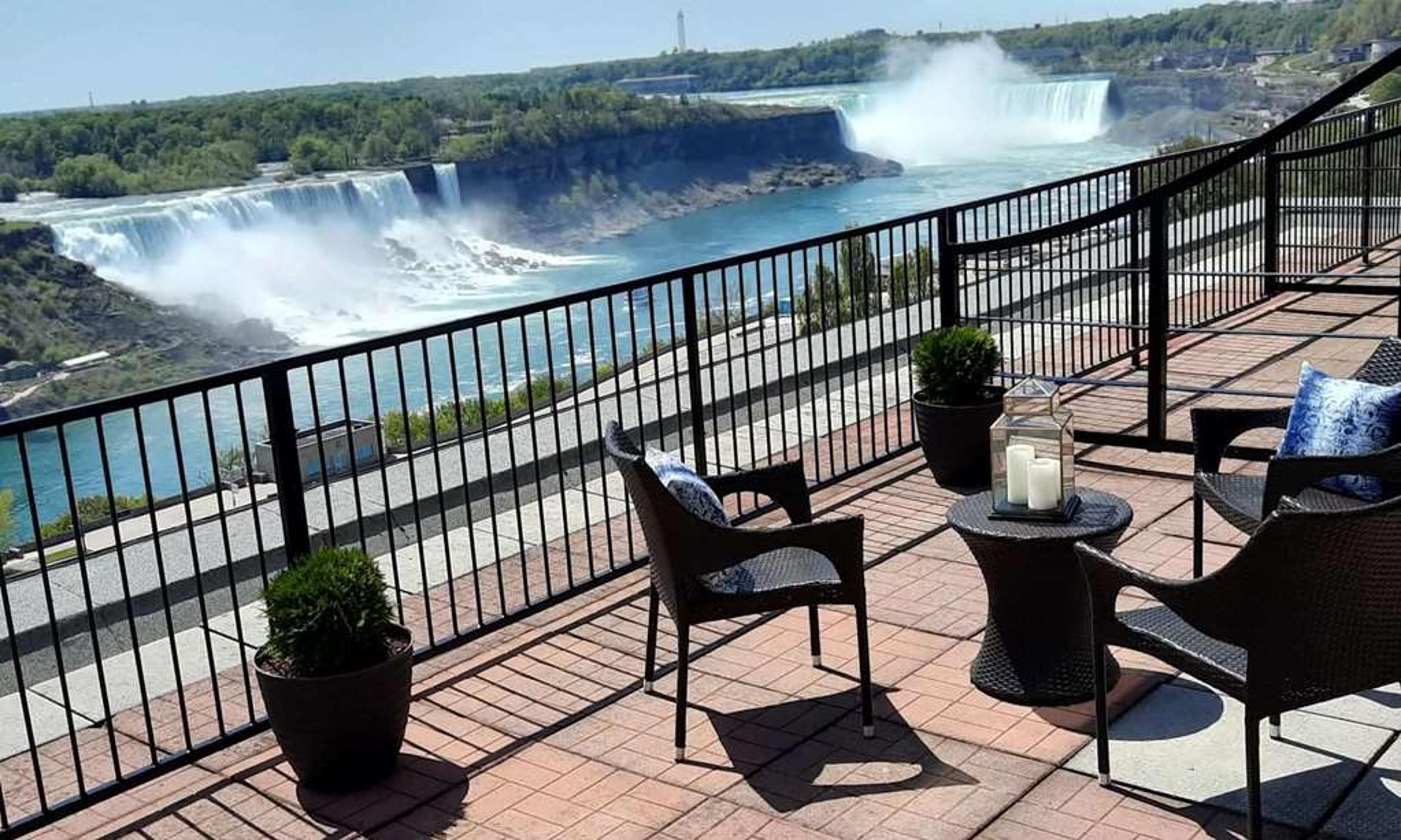 BROCK NIAGARA FALLS TAPESTRY HILTON