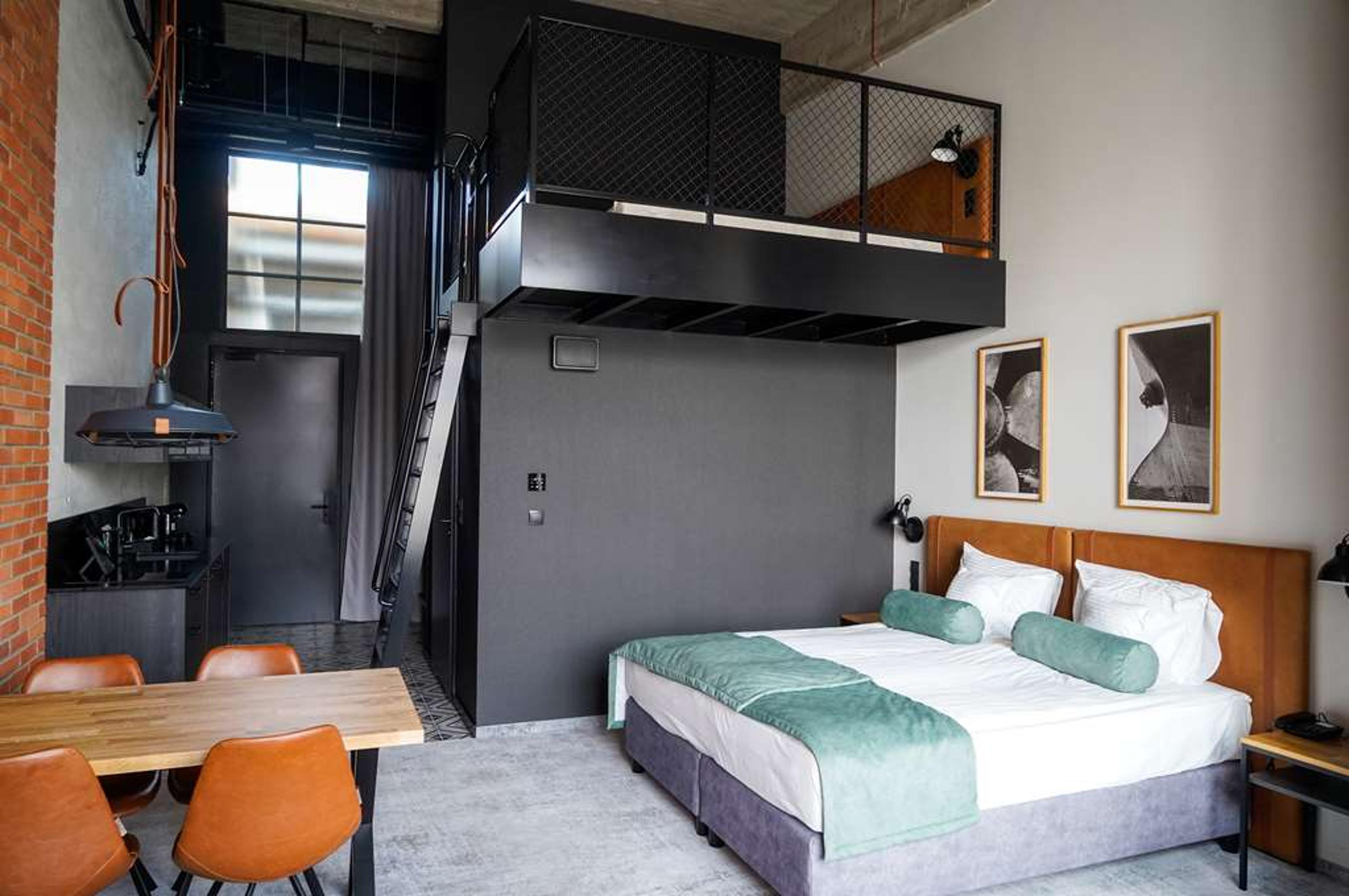 MONTOWNIA LOFTS AND EXPERIENCE