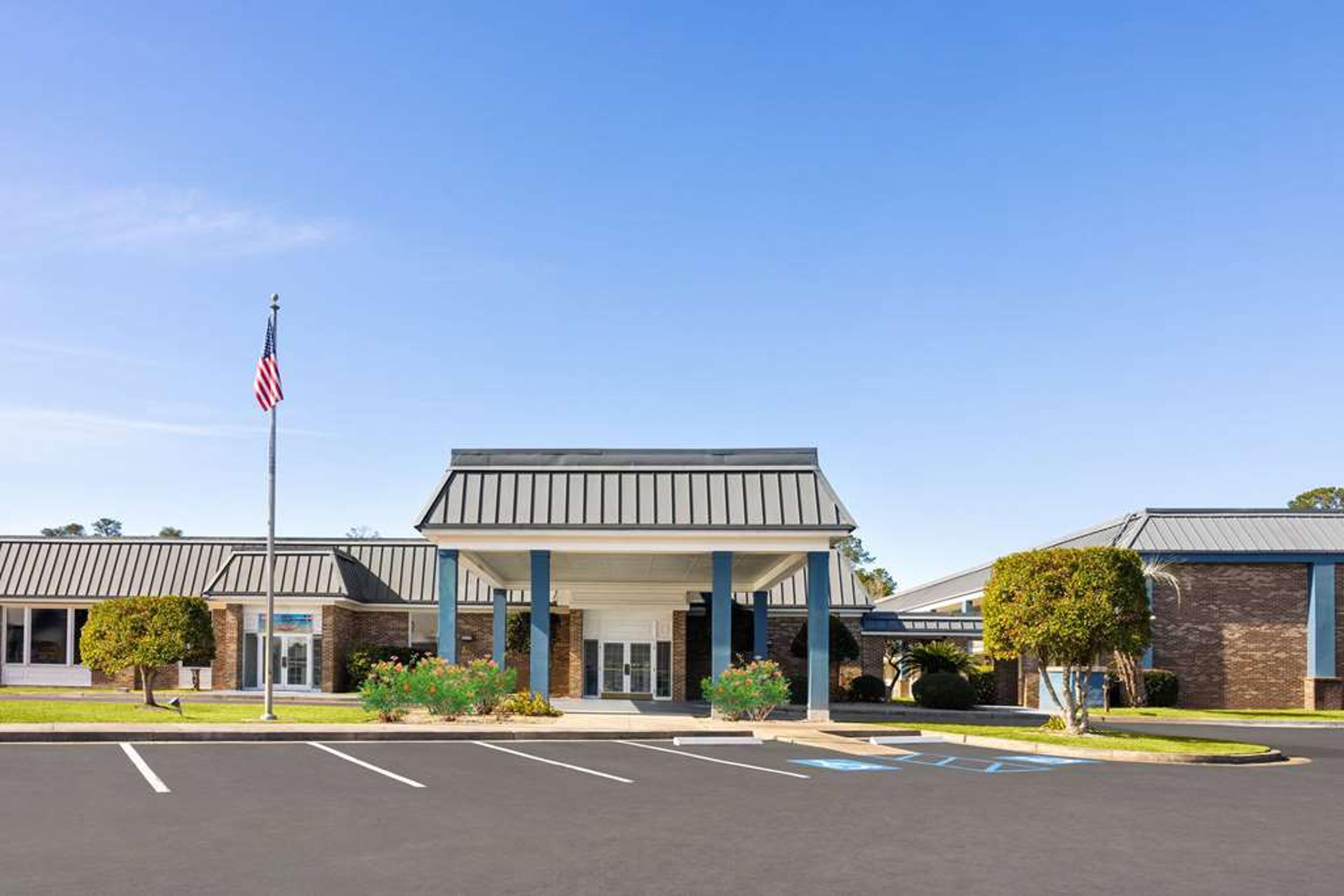 DAYS INN BY WYNDHAM HINESVILLE NEAR