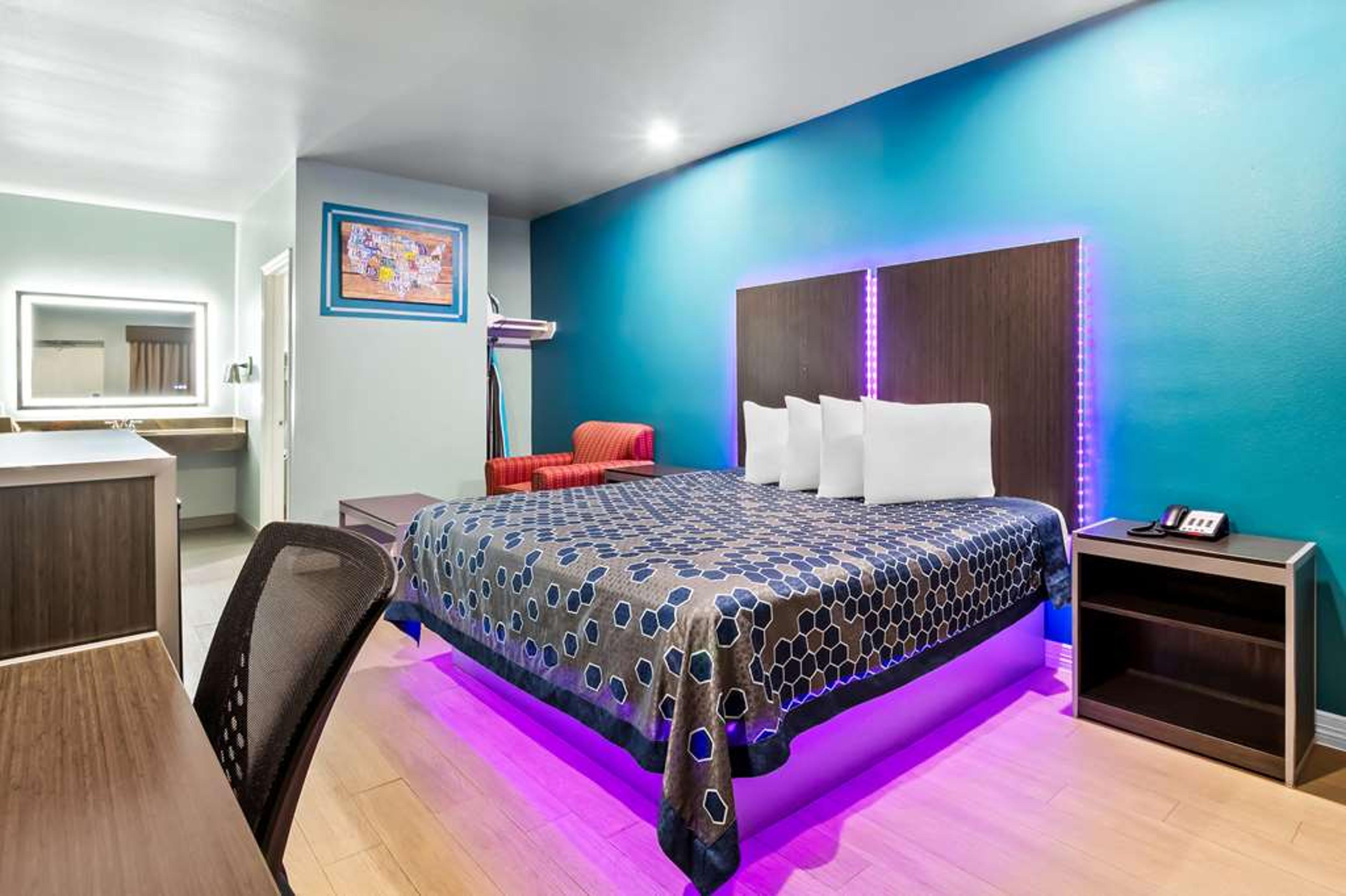 ECONO LODGE INN AND SUITES CHANNELV
