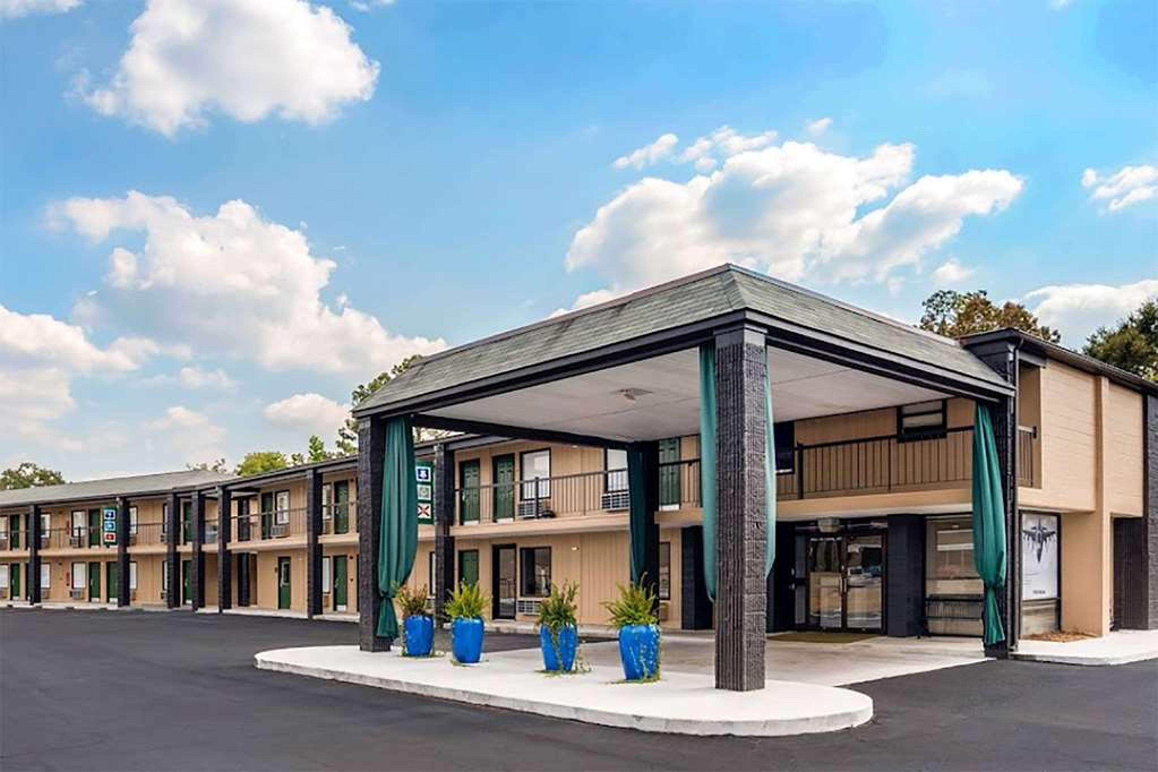 SUPER 8 BY WYNDHAM DALEVILLE/FORT N