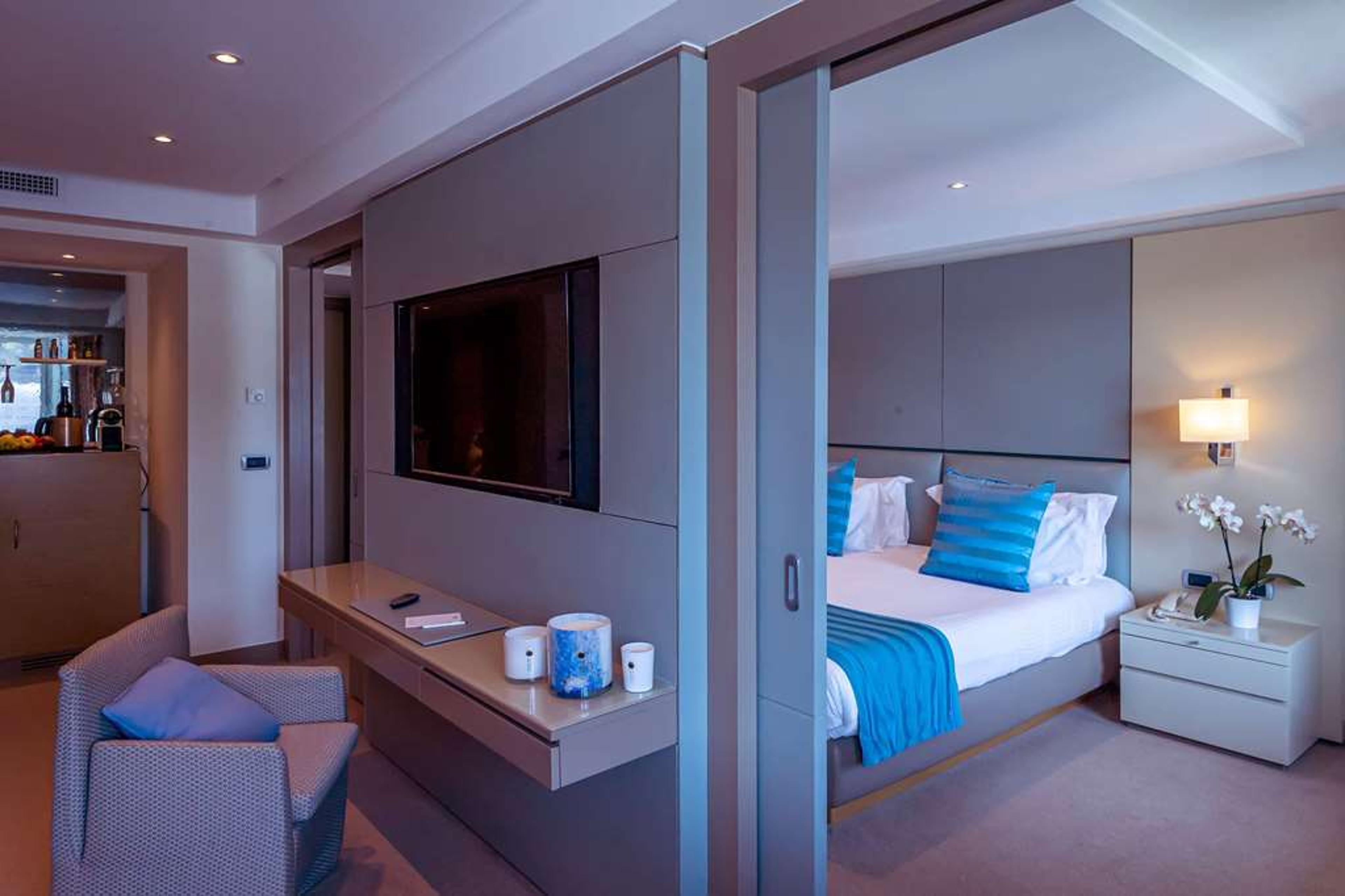PORT PALACE HOTEL