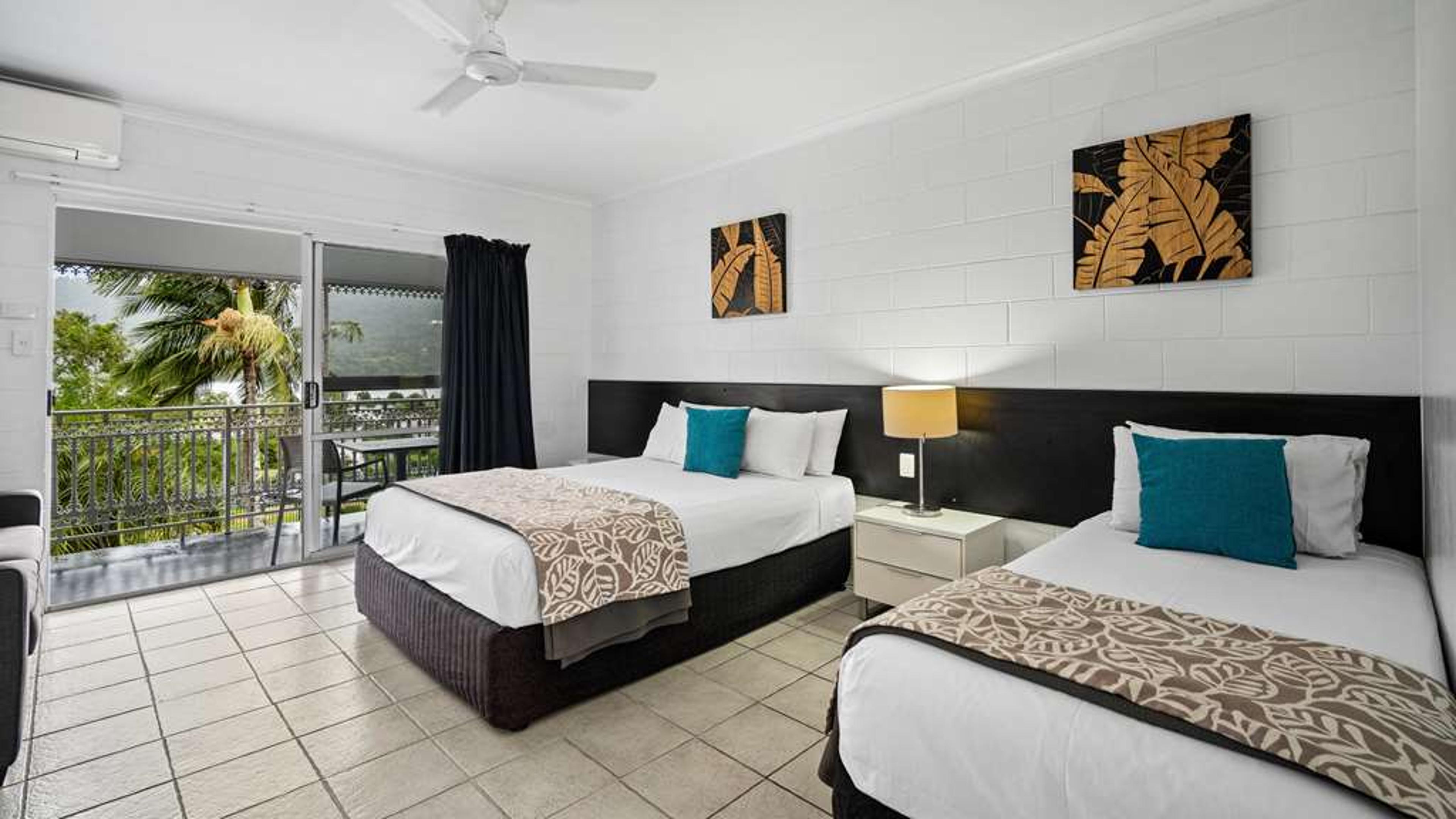 COLONIAL PALMS MOTOR INN
