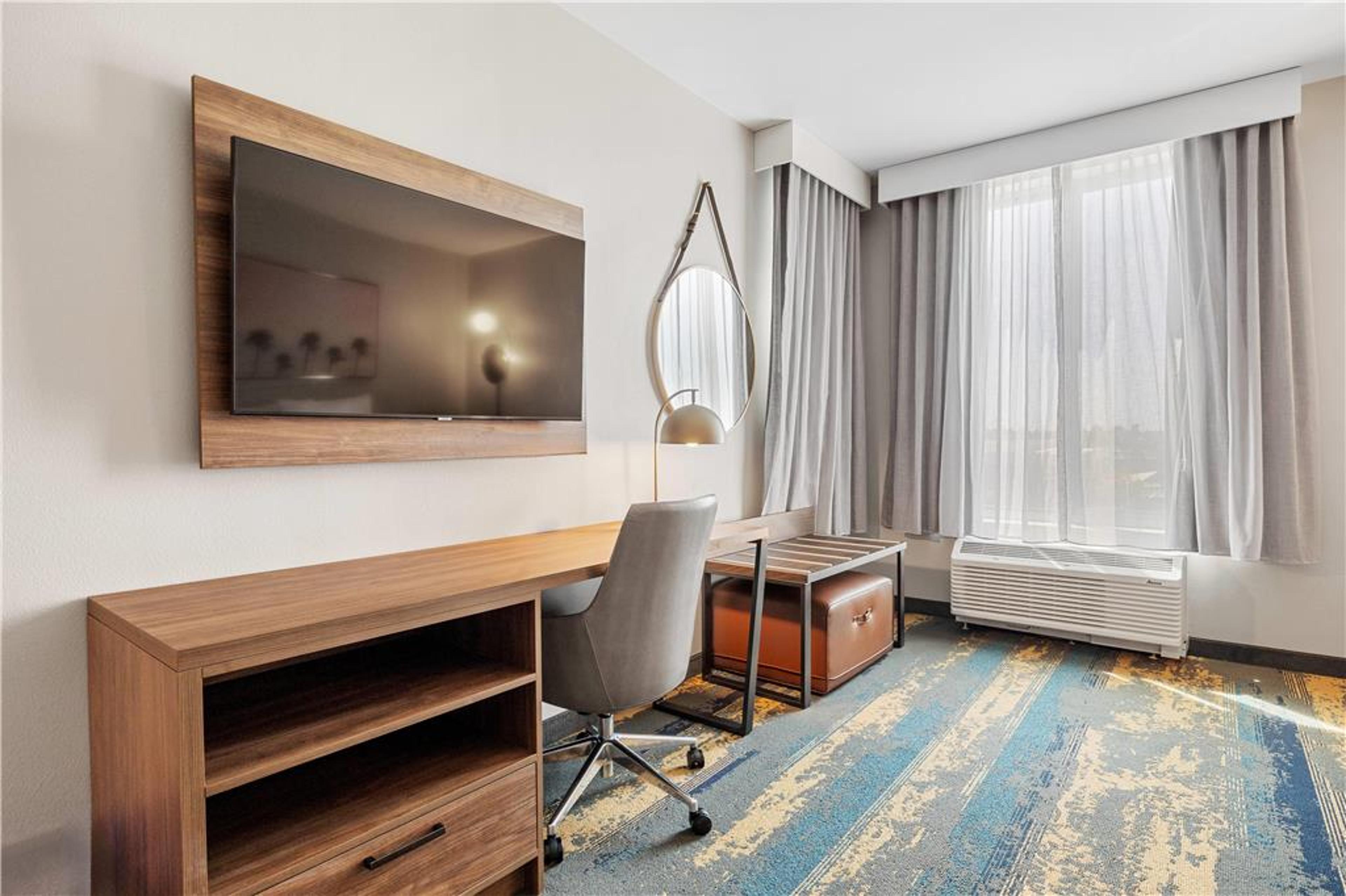 LA QUINTA INN & SUITES BY WYNDHAM L