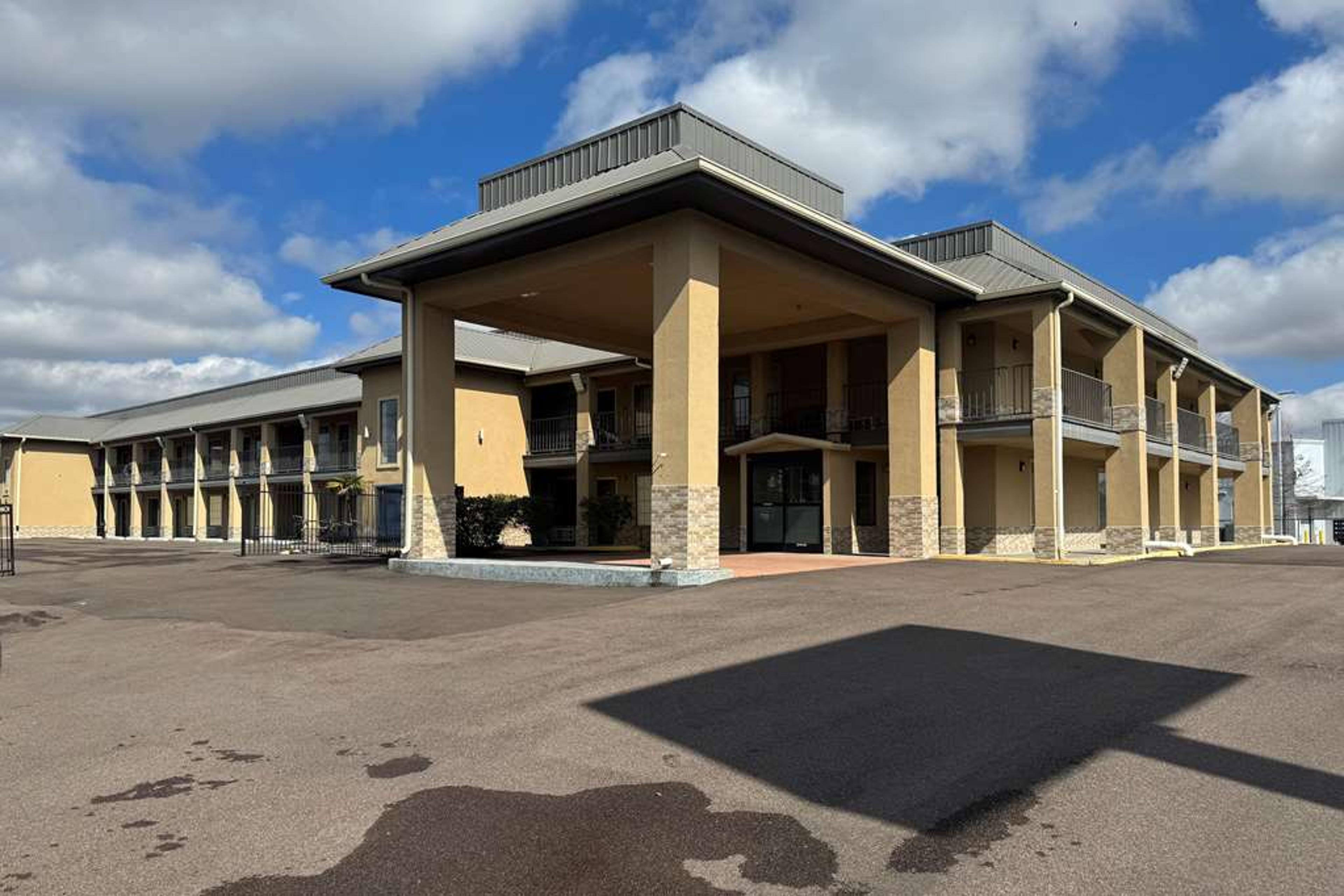SUPER 8 BY WYNDHAM JACKSON MS
