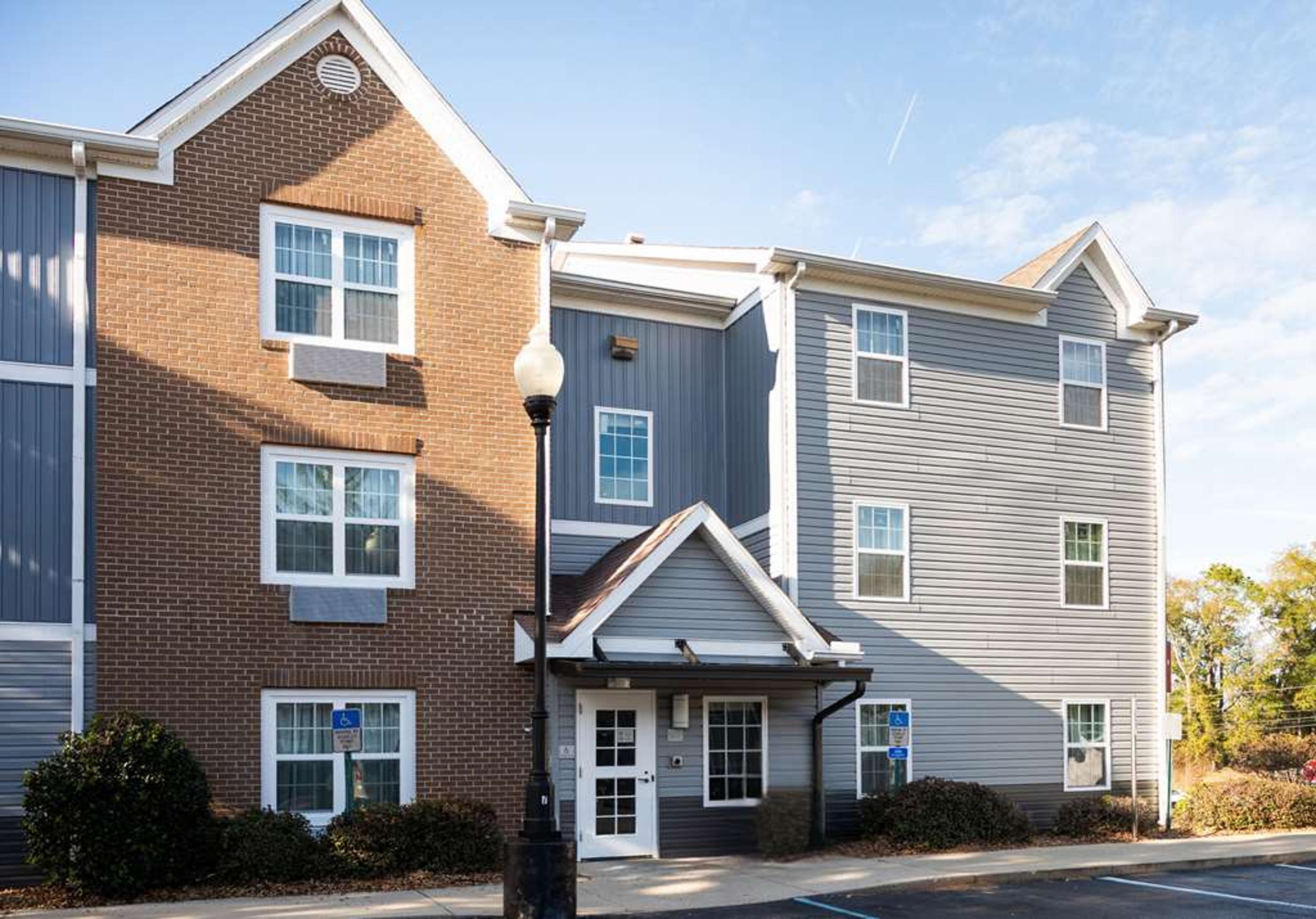 ALLUXSUITES AT 1876 AN ASCEND COLLE