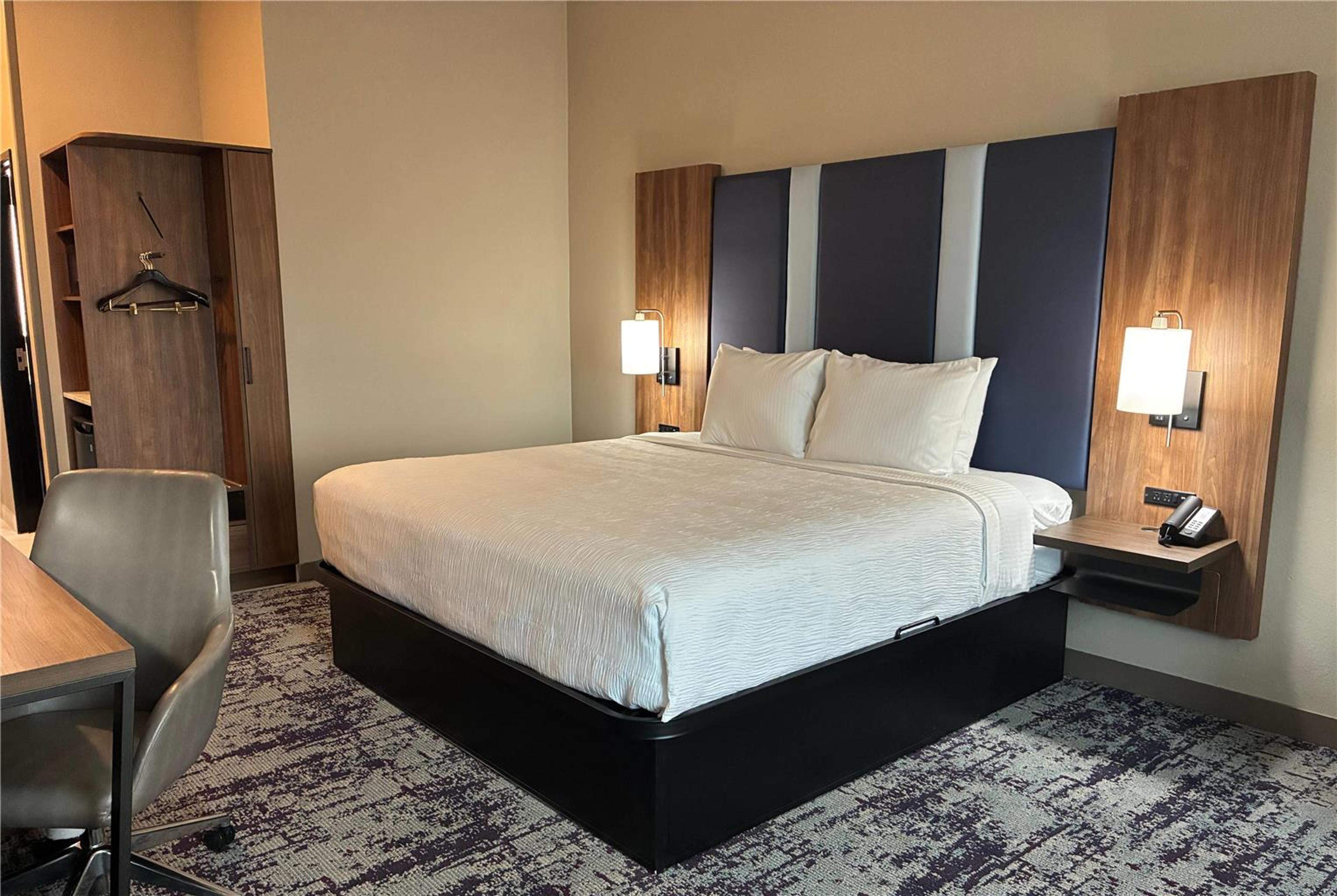LA QUINTA INN & SUITES BY WYNDHAM A