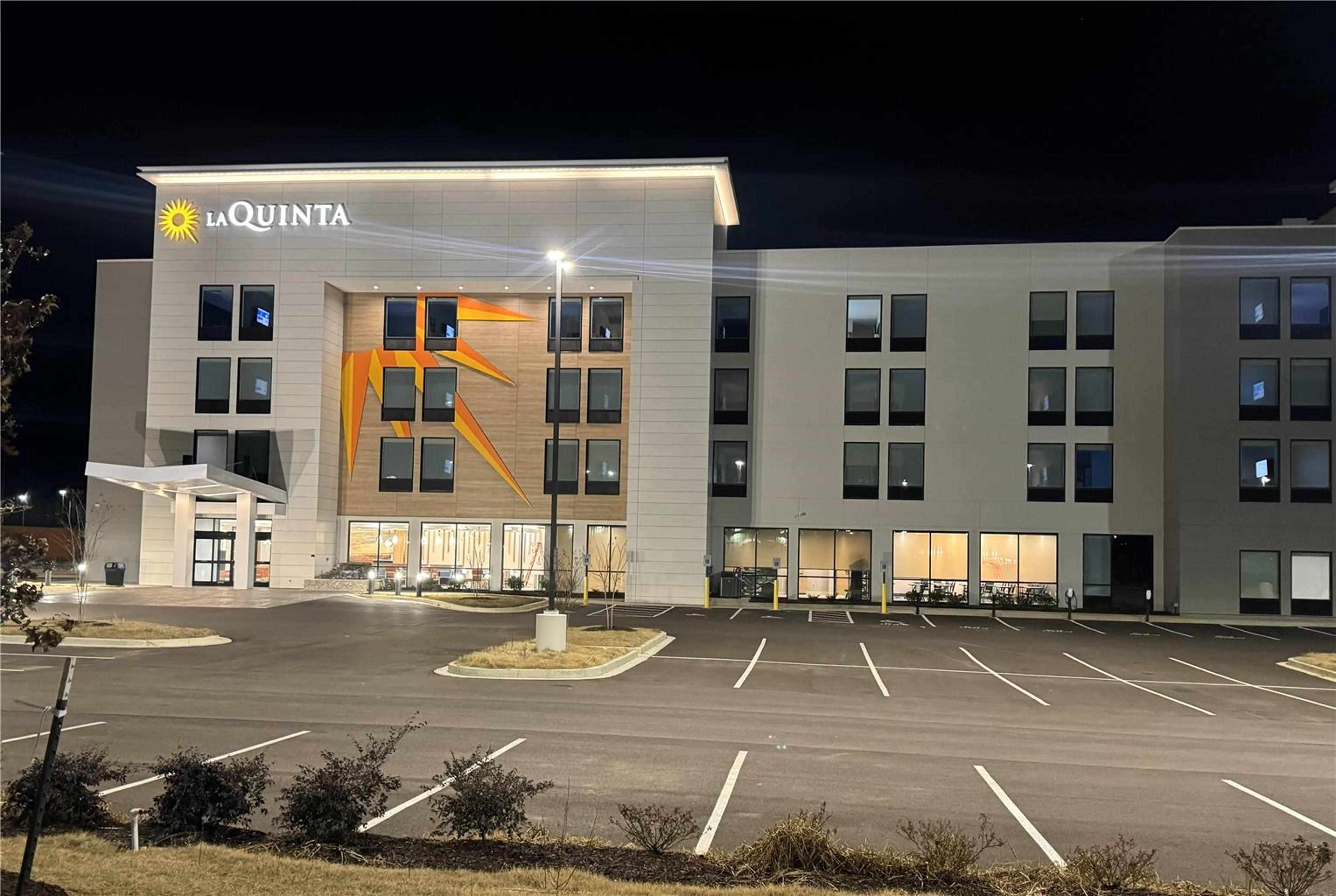 LA QUINTA INN & SUITES BY WYNDHAM J