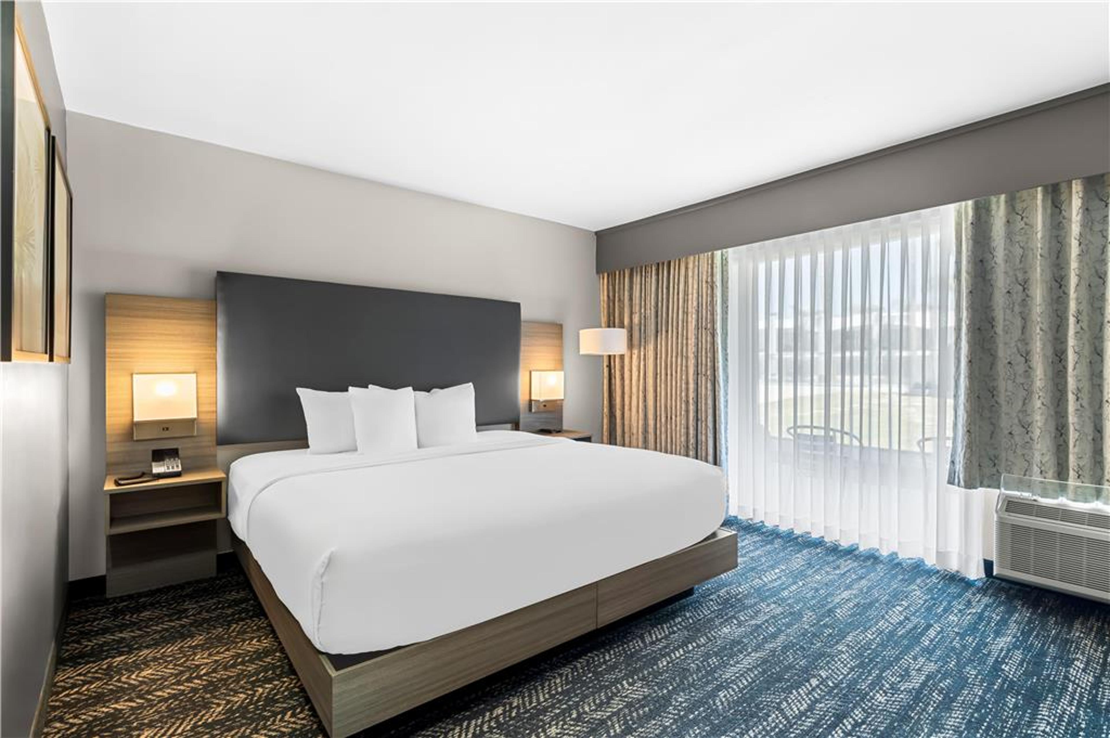 HOURGLASS HOTEL, TRADEMARK COLLECTI