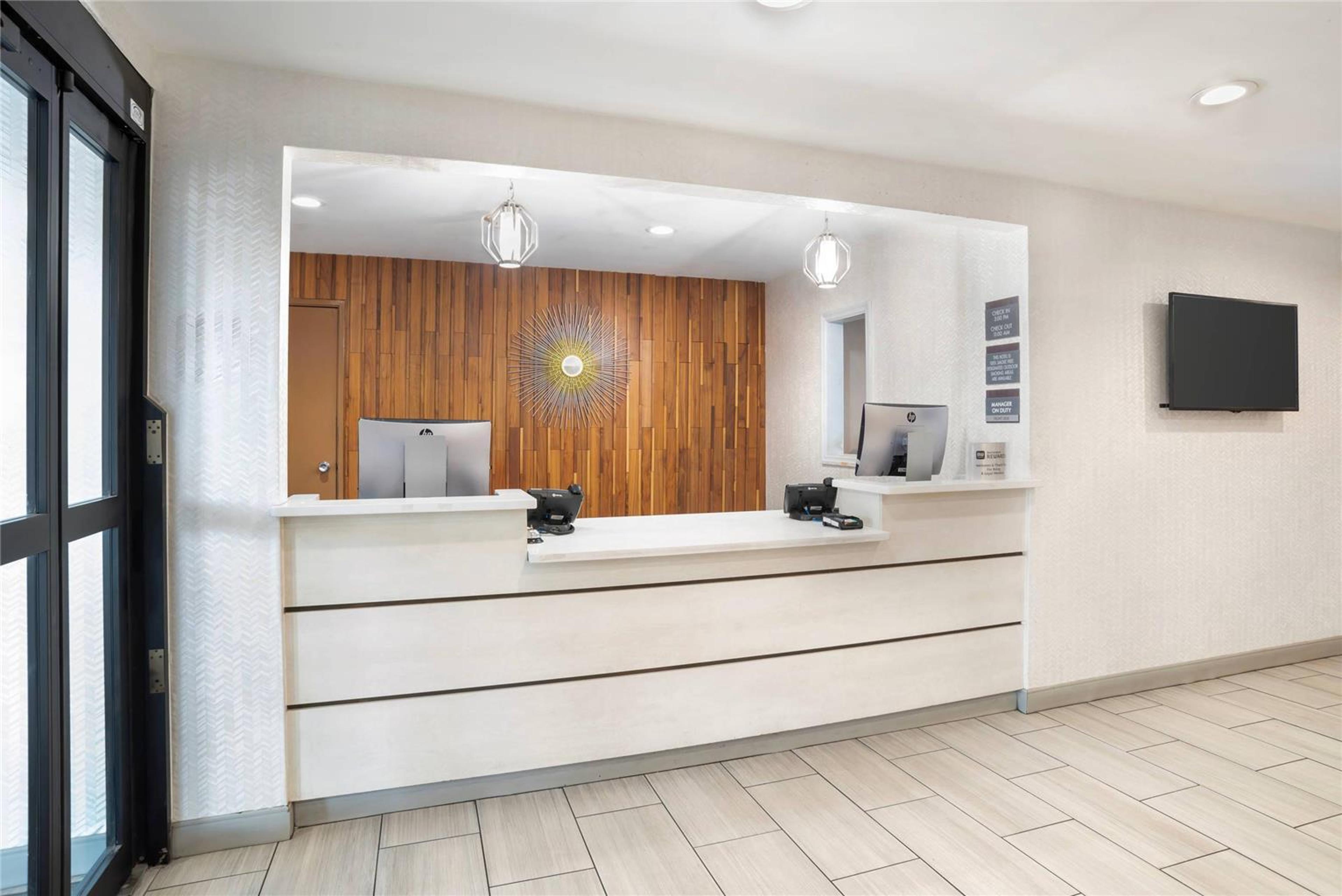 COUNTRY INN AND SUITES MONTGOMERY E