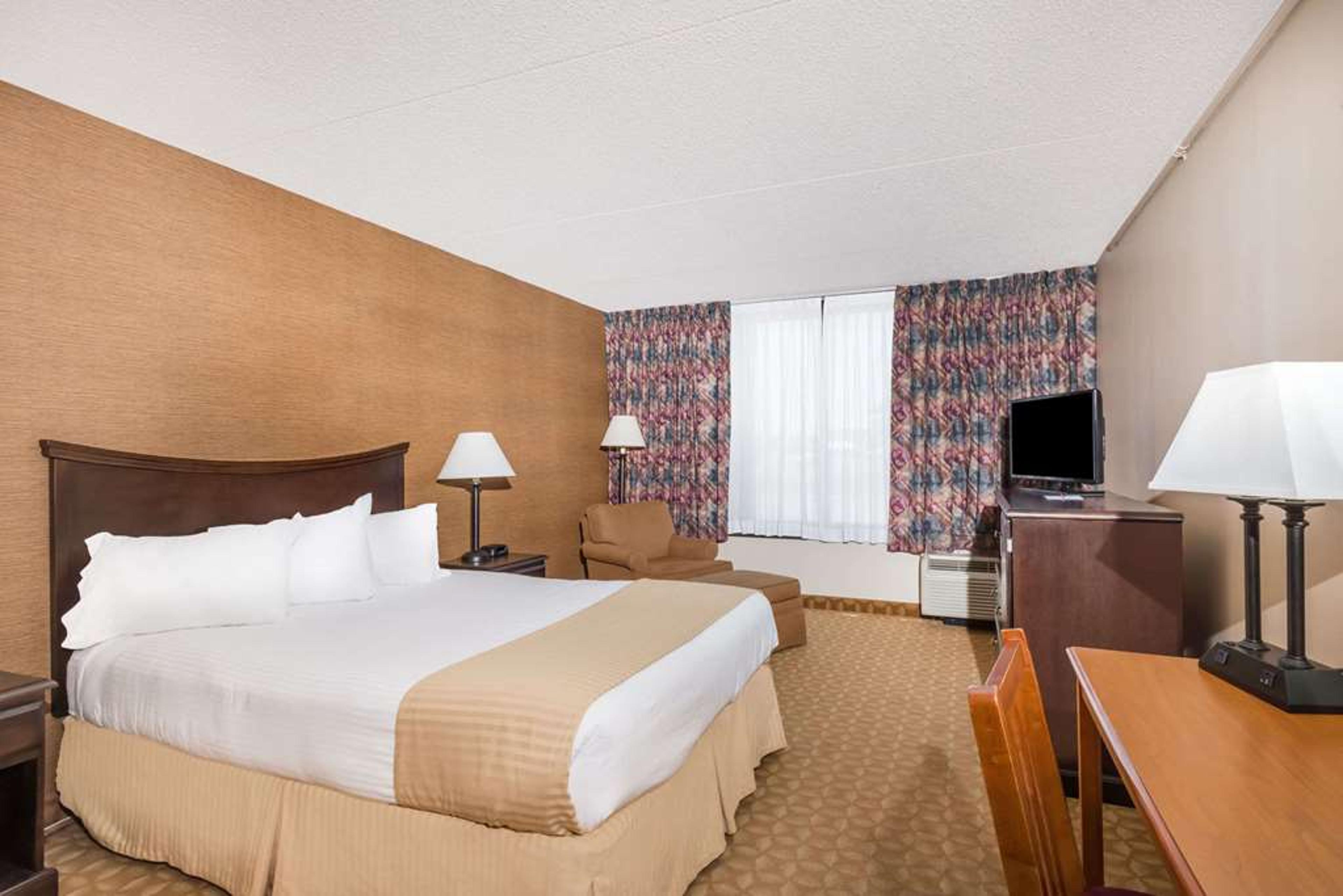 RAMADA BY WYNDHAM WATERTOWN/THOUSAN