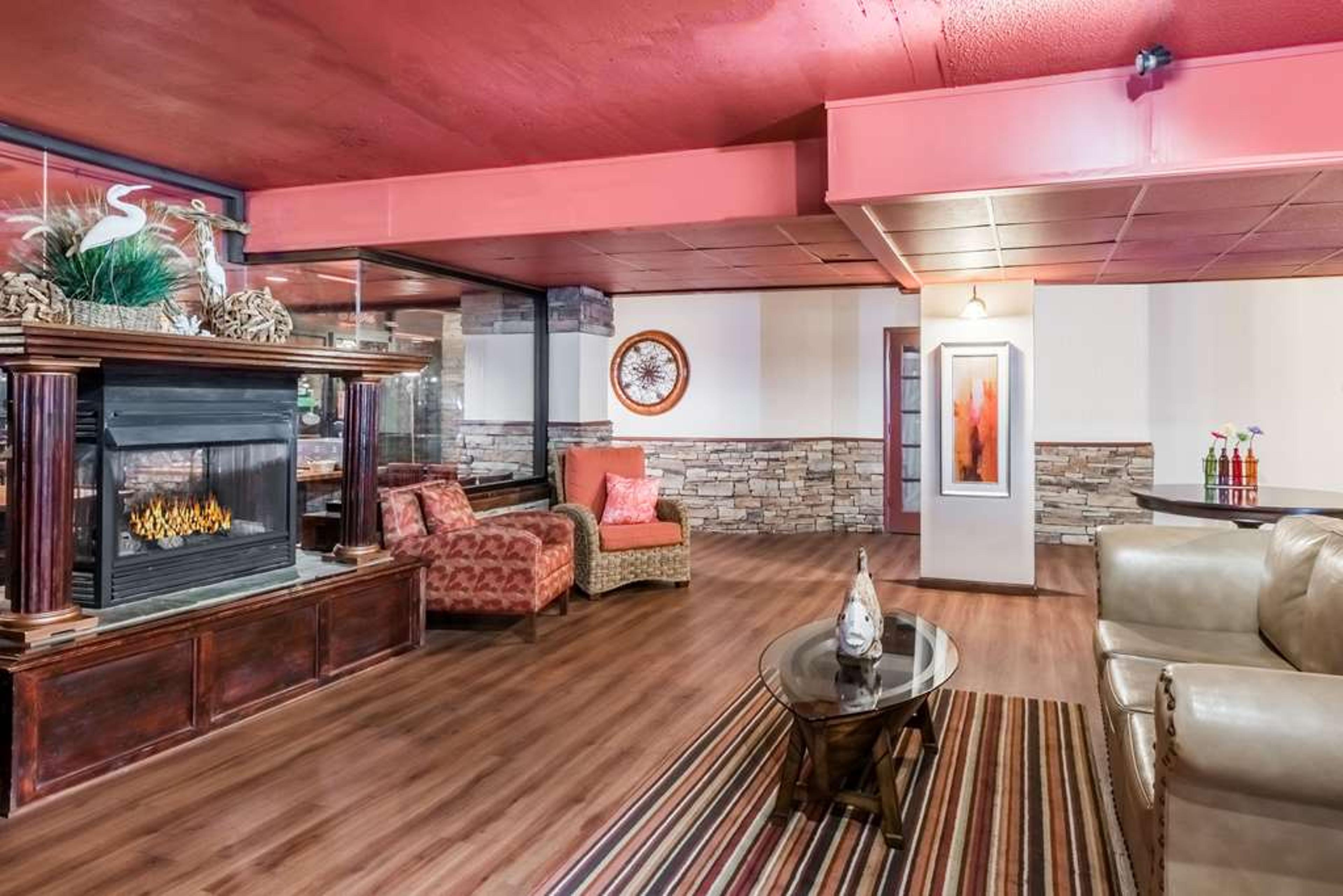 HOWARD JOHNSON PLAZA HOTEL BY WYNDH