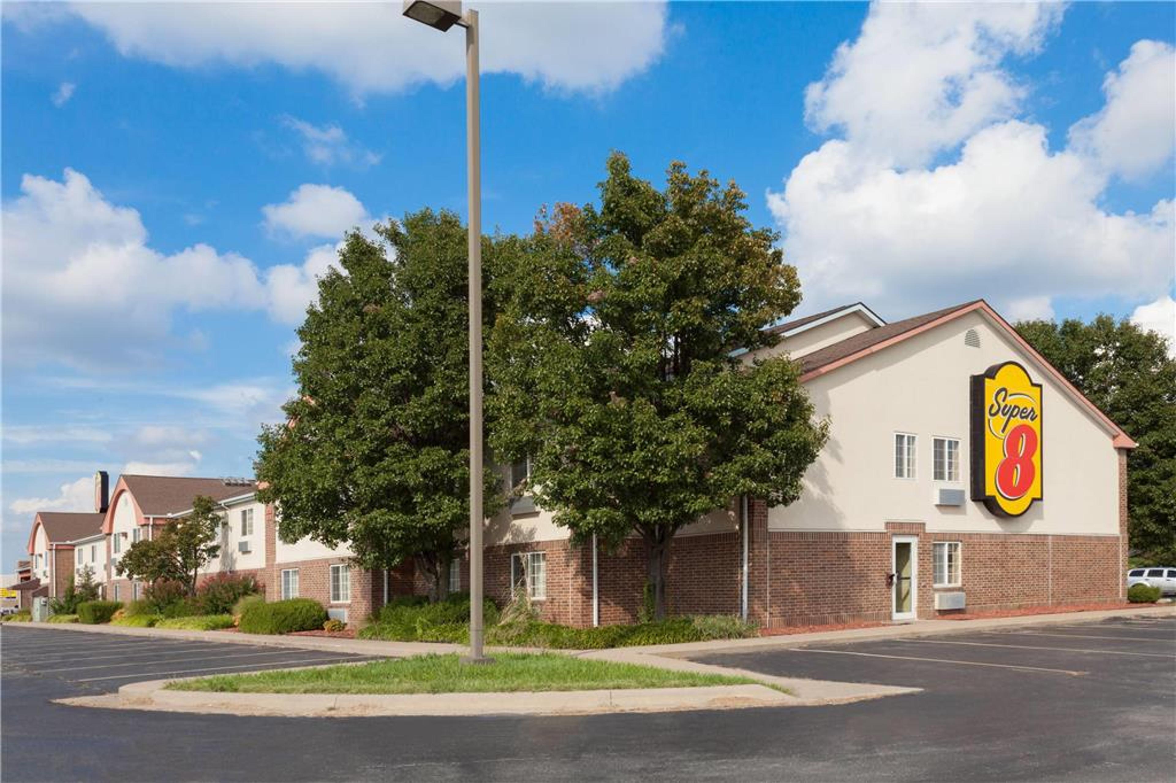 SUPER 8 BY WYNDHAM CARTHAGE