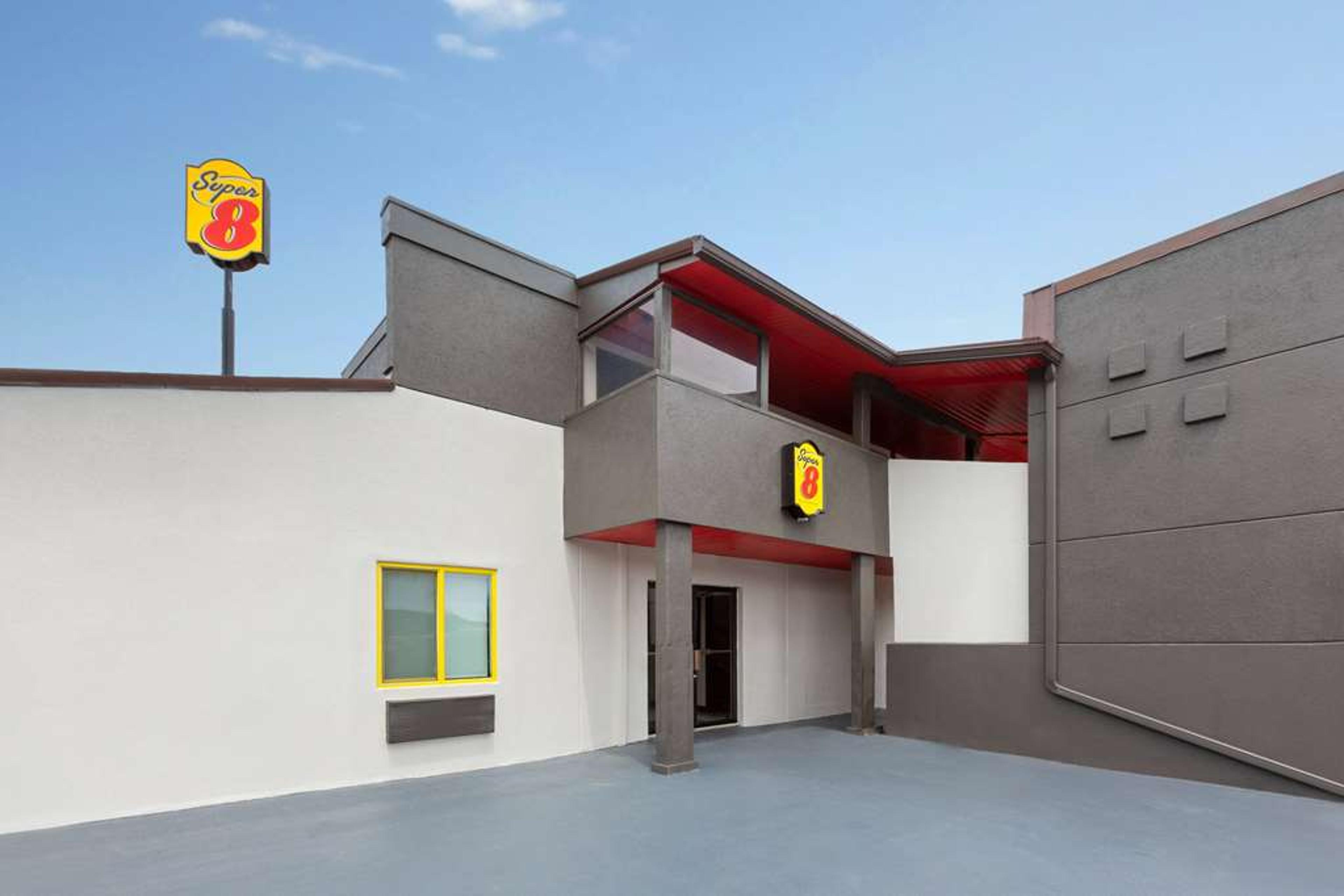 SUPER 8 BY WYNDHAM BRIDGEPORT/CLARK