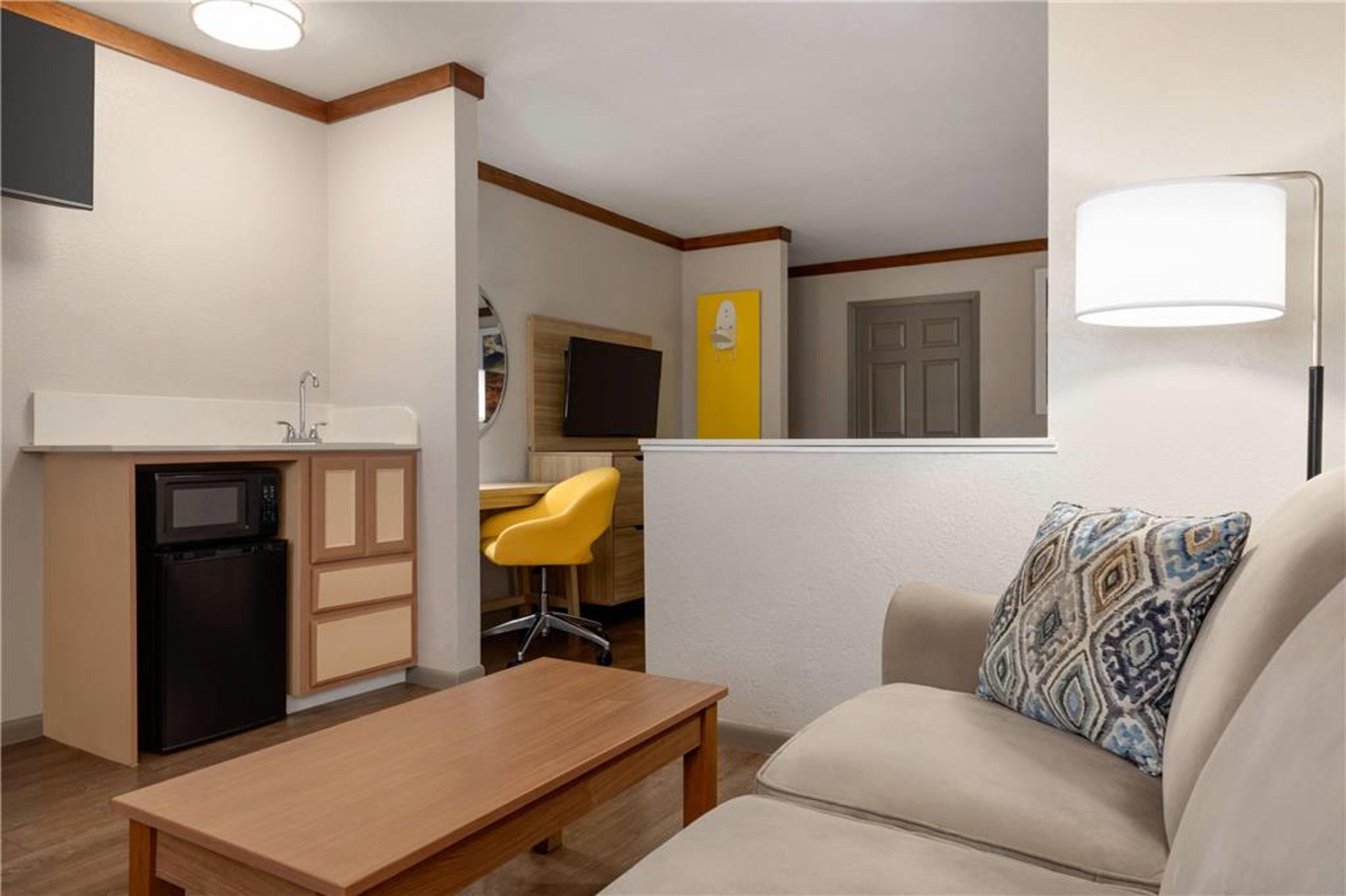 DAYS INN BY WYNDHAM SUITES FREDERIC