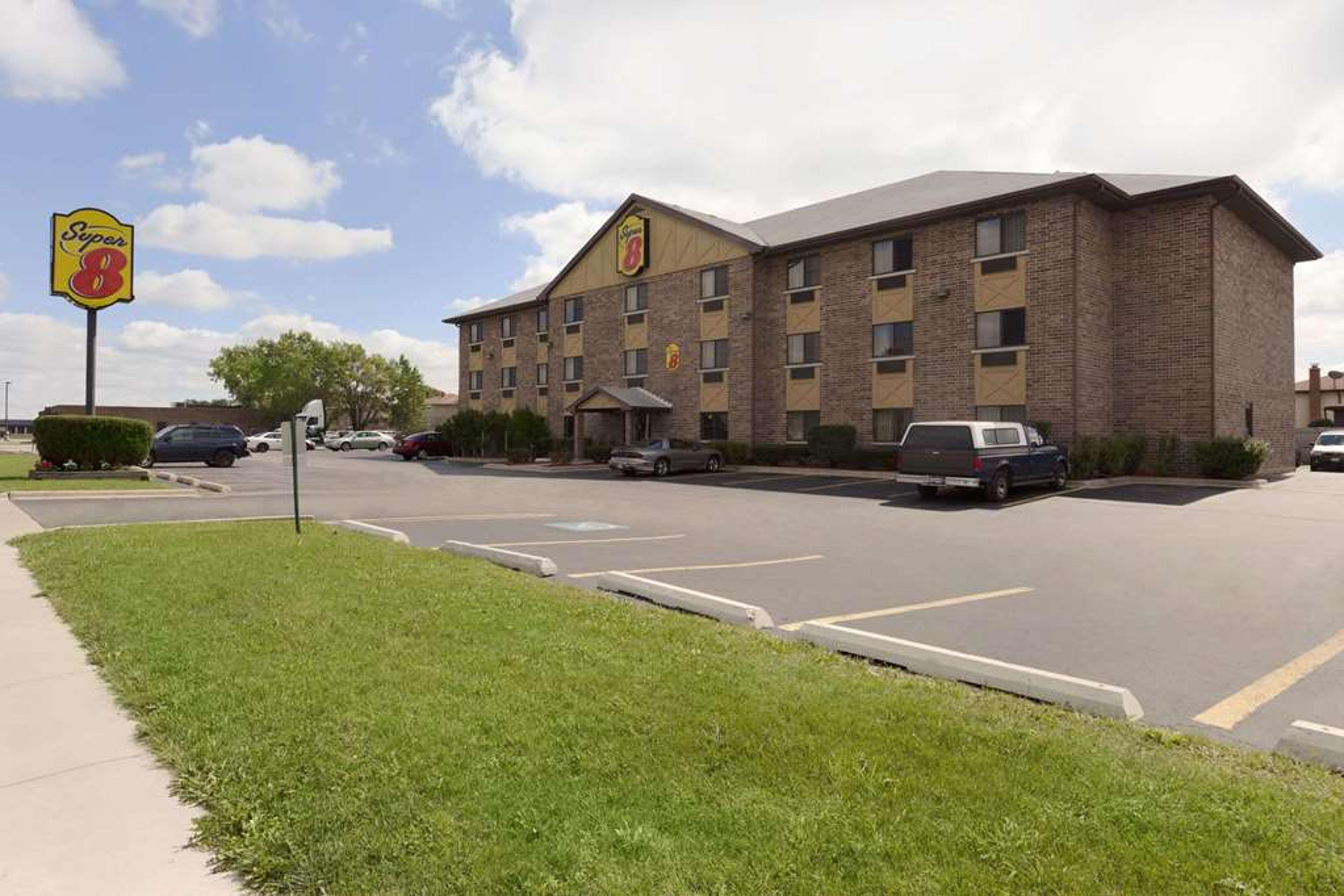 SUPER 8 BY WYNDHAM BRIDGEVIEW/CHICA