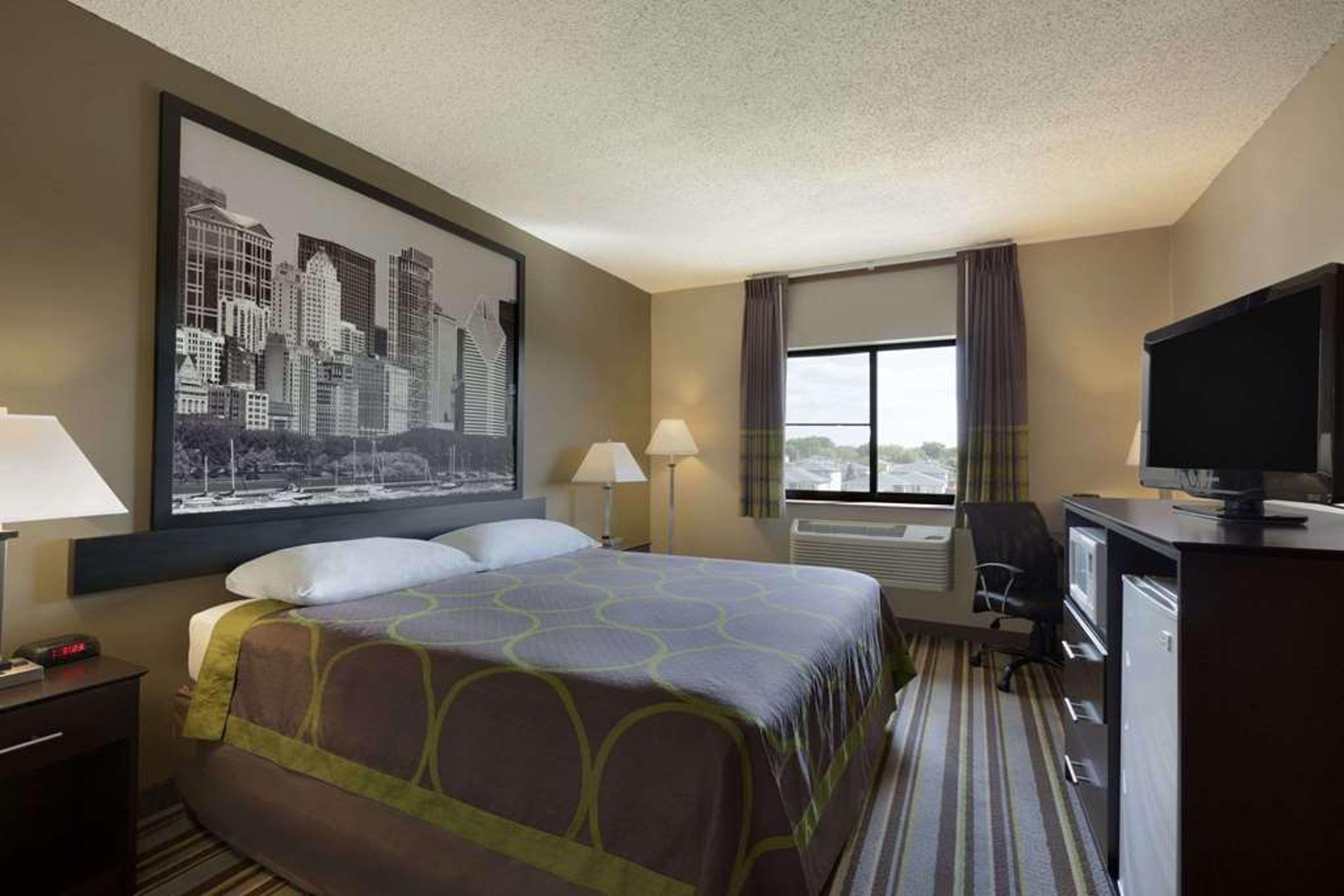SUPER 8 BY WYNDHAM BRIDGEVIEW/CHICA