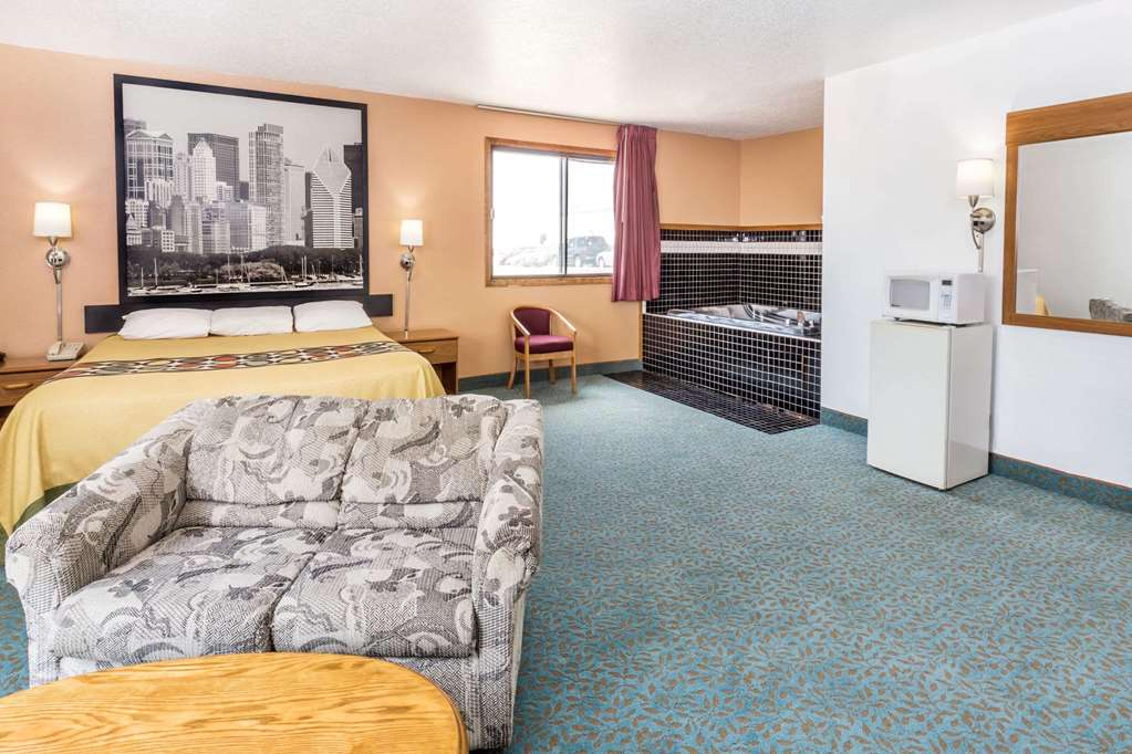 SUPER 8 BY WYNDHAM BOURBONNAIS/KANK