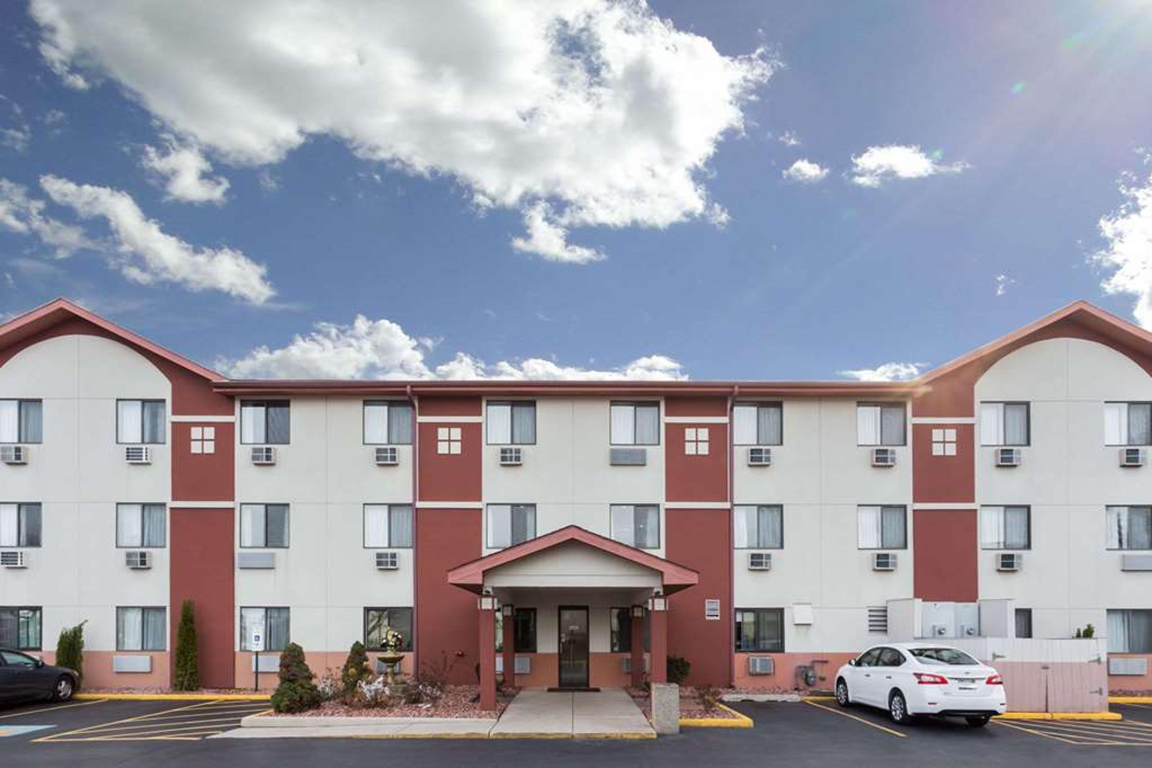SUPER 8 BY WYNDHAM MUNDELEIN/LIBERT