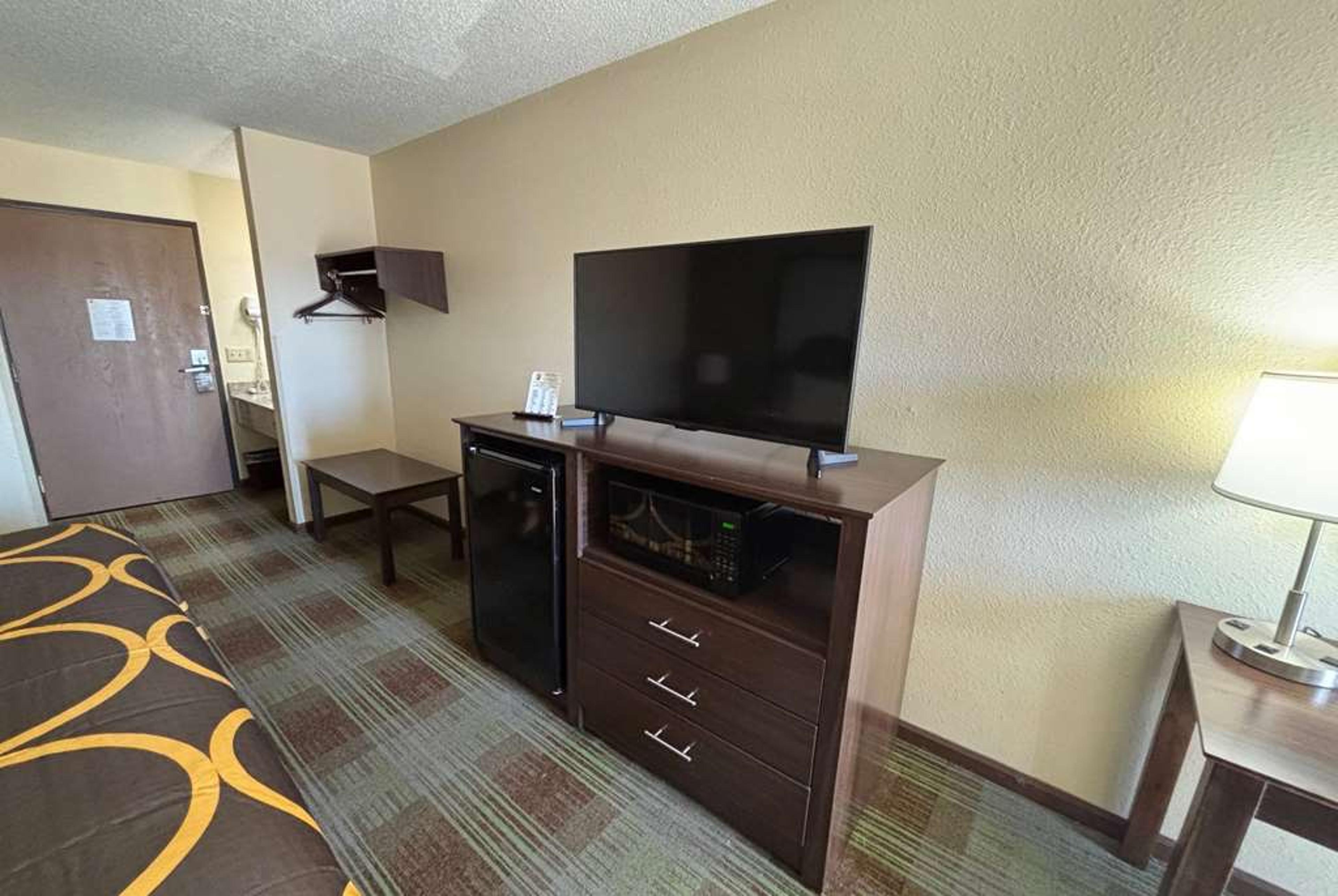 SUPER 8 BY WYNDHAM LINCOLN