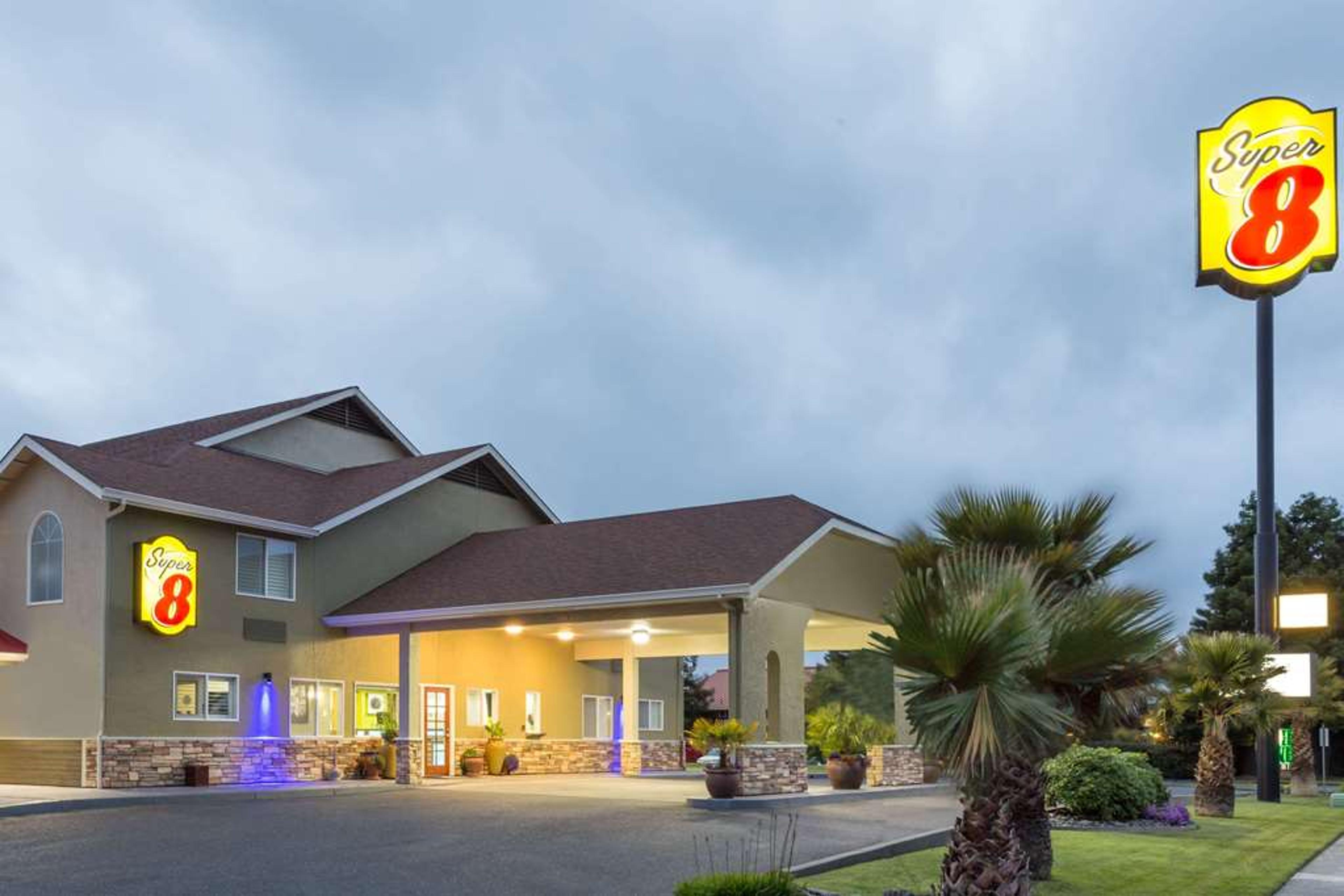 Super 8 by Wyndham Fortuna Avenue Of The Giants