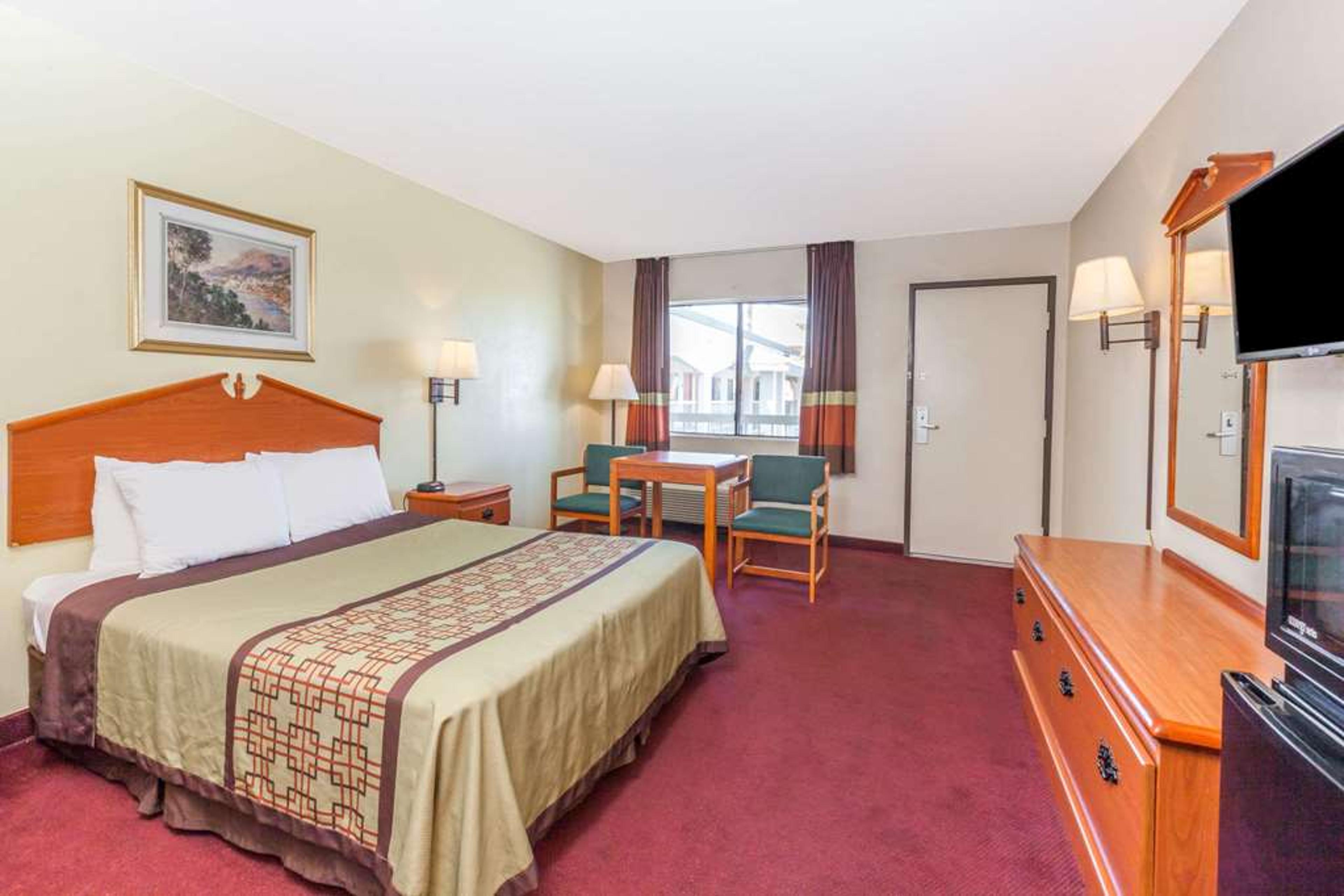 SUPER 8 BY WYNDHAM BAKERSFIELD/CENT