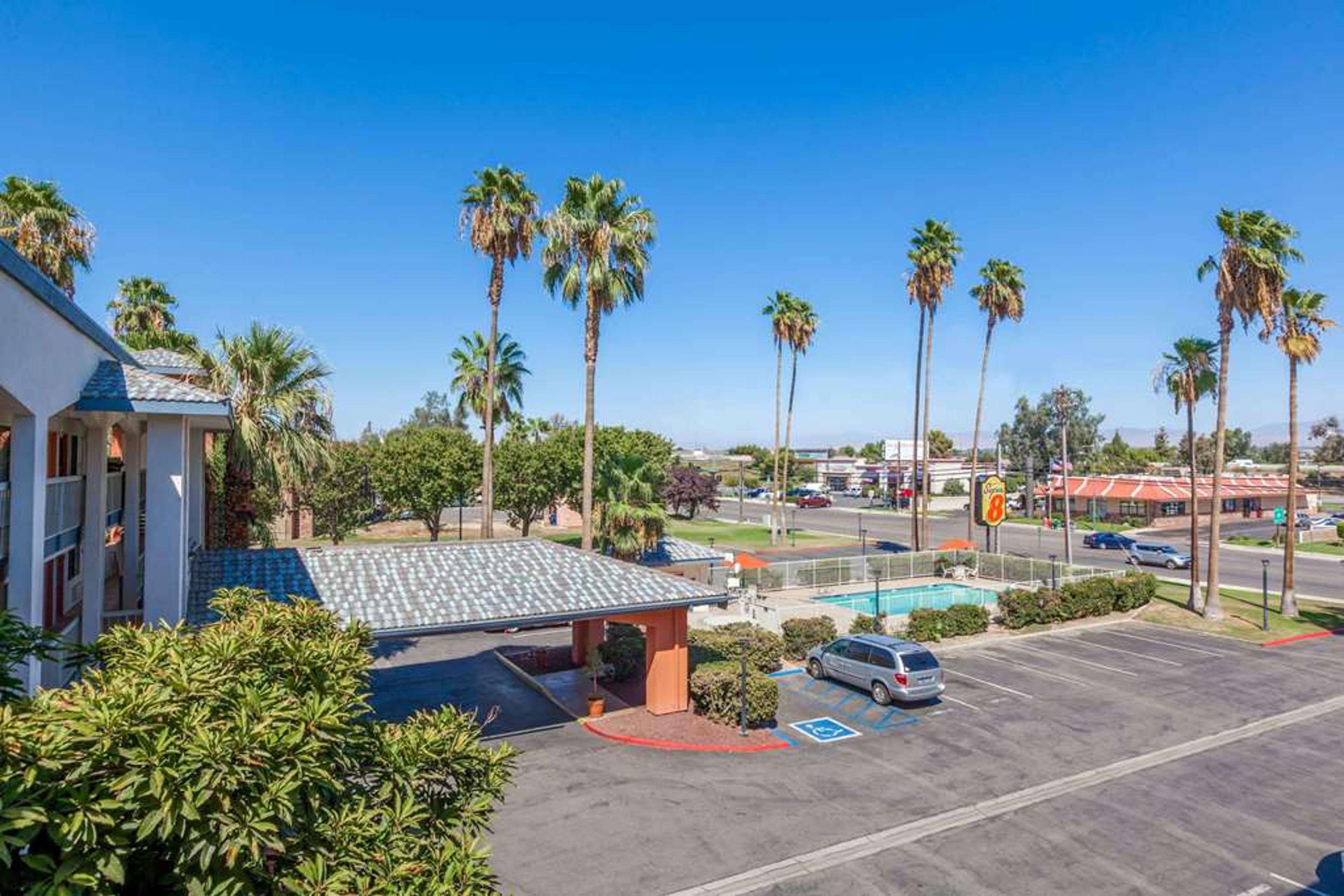 SUPER 8 BY WYNDHAM BAKERSFIELD/CENT