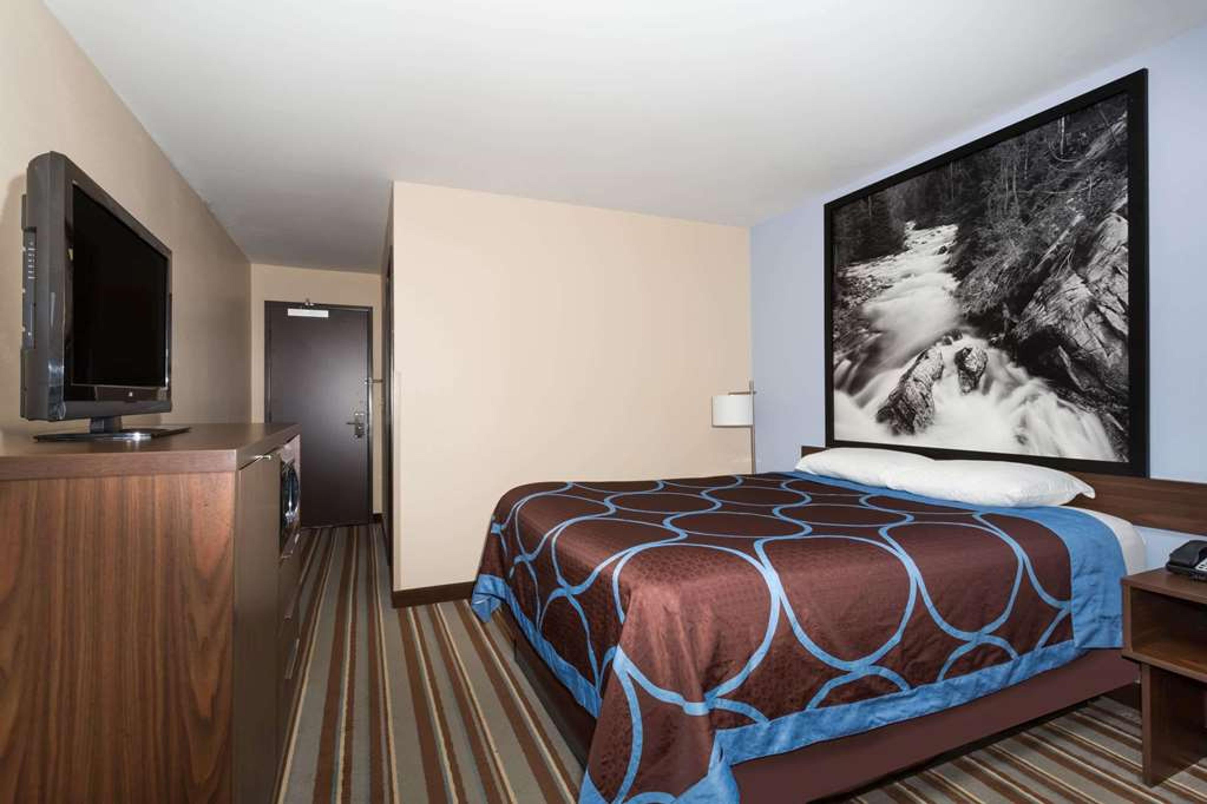SUPER 8 BY WYNDHAM LONGMONT/TW