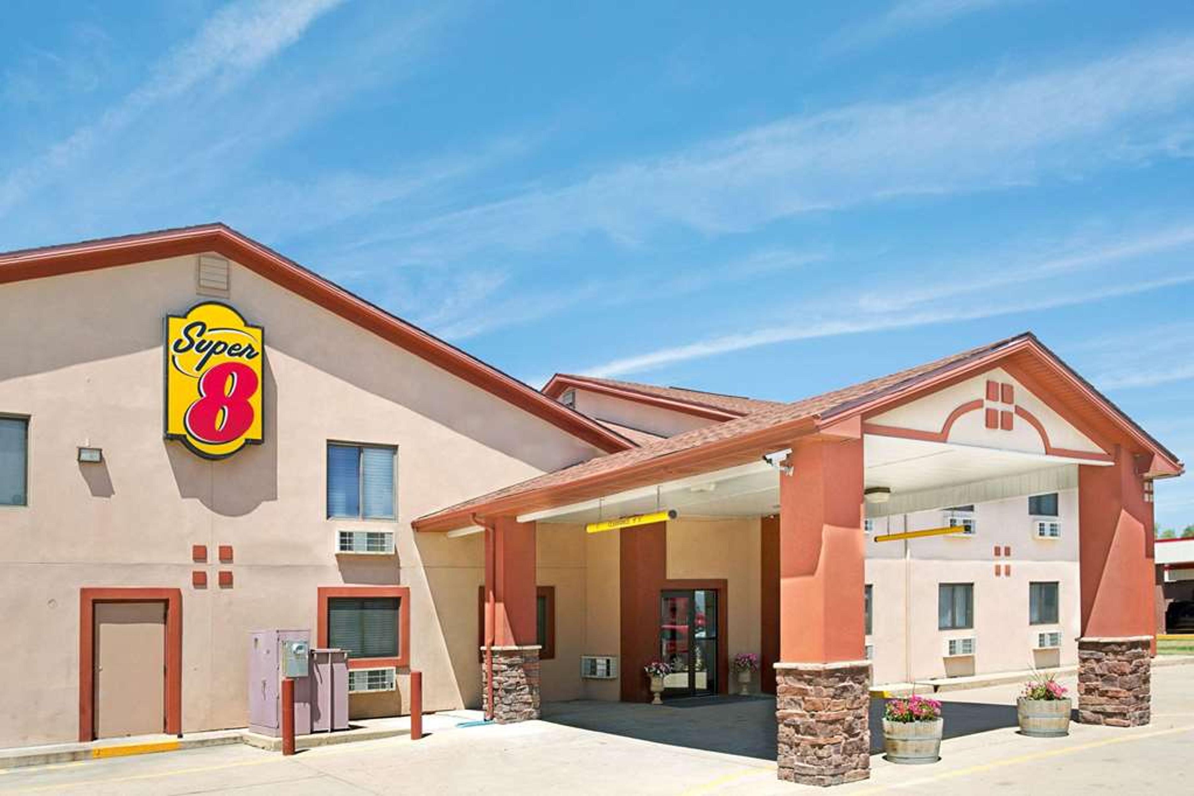 SUPER 8 BY WYNDHAM LONGMONT/DEL CAM