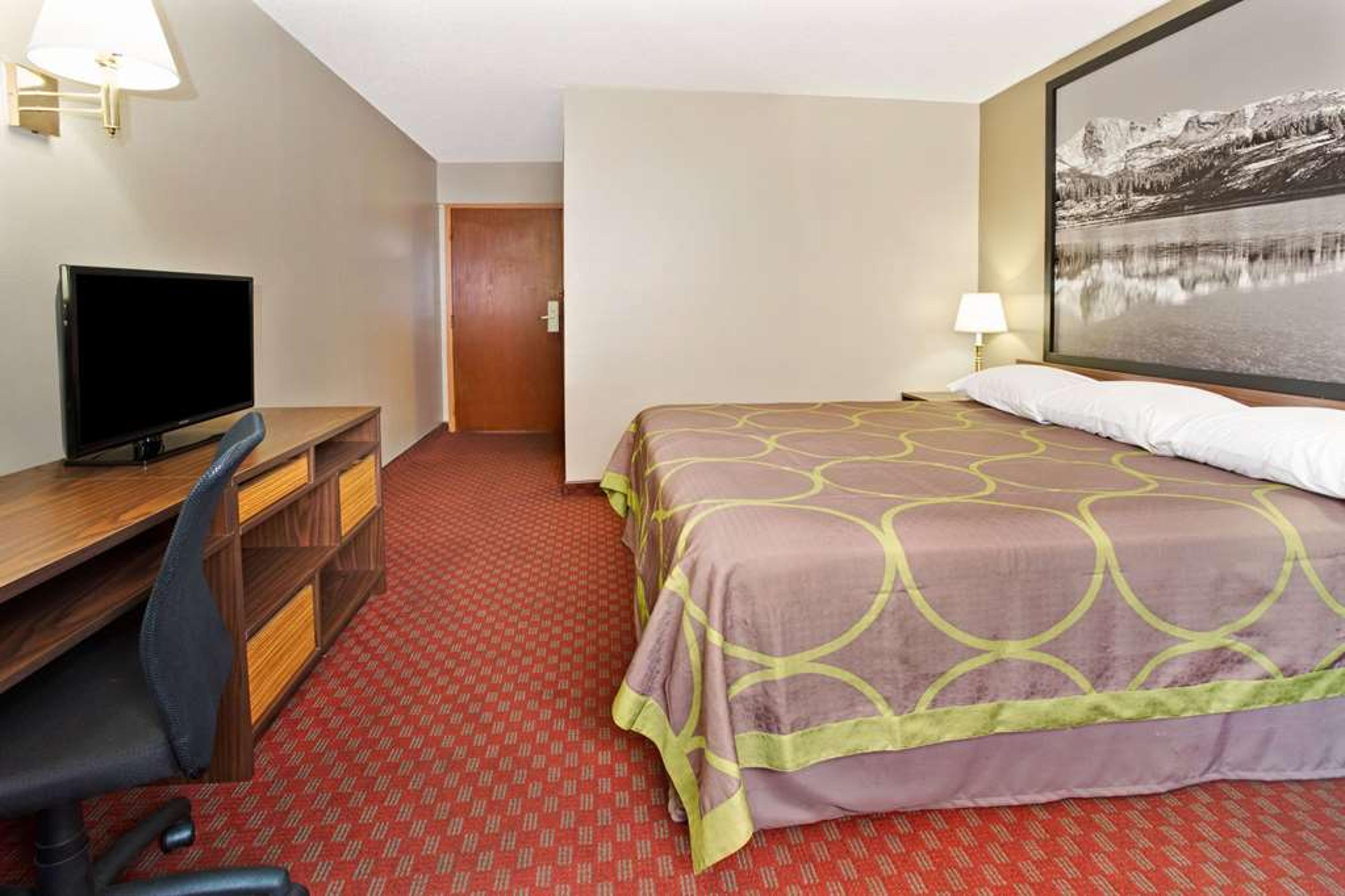 SUPER 8 BY WYNDHAM LONGMONT/DEL CAM