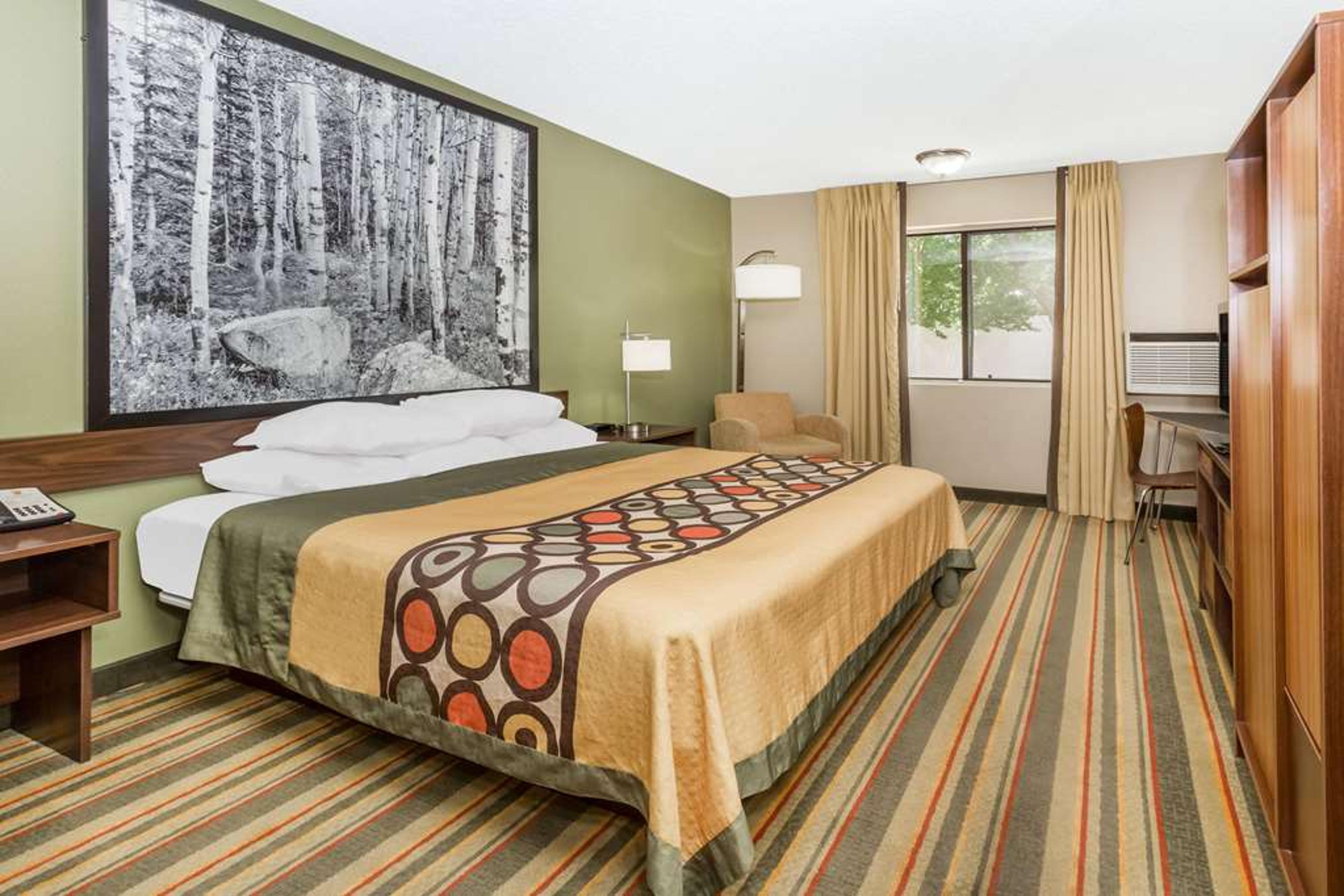 SUPER 8 BY WYNDHAM MONTROSE