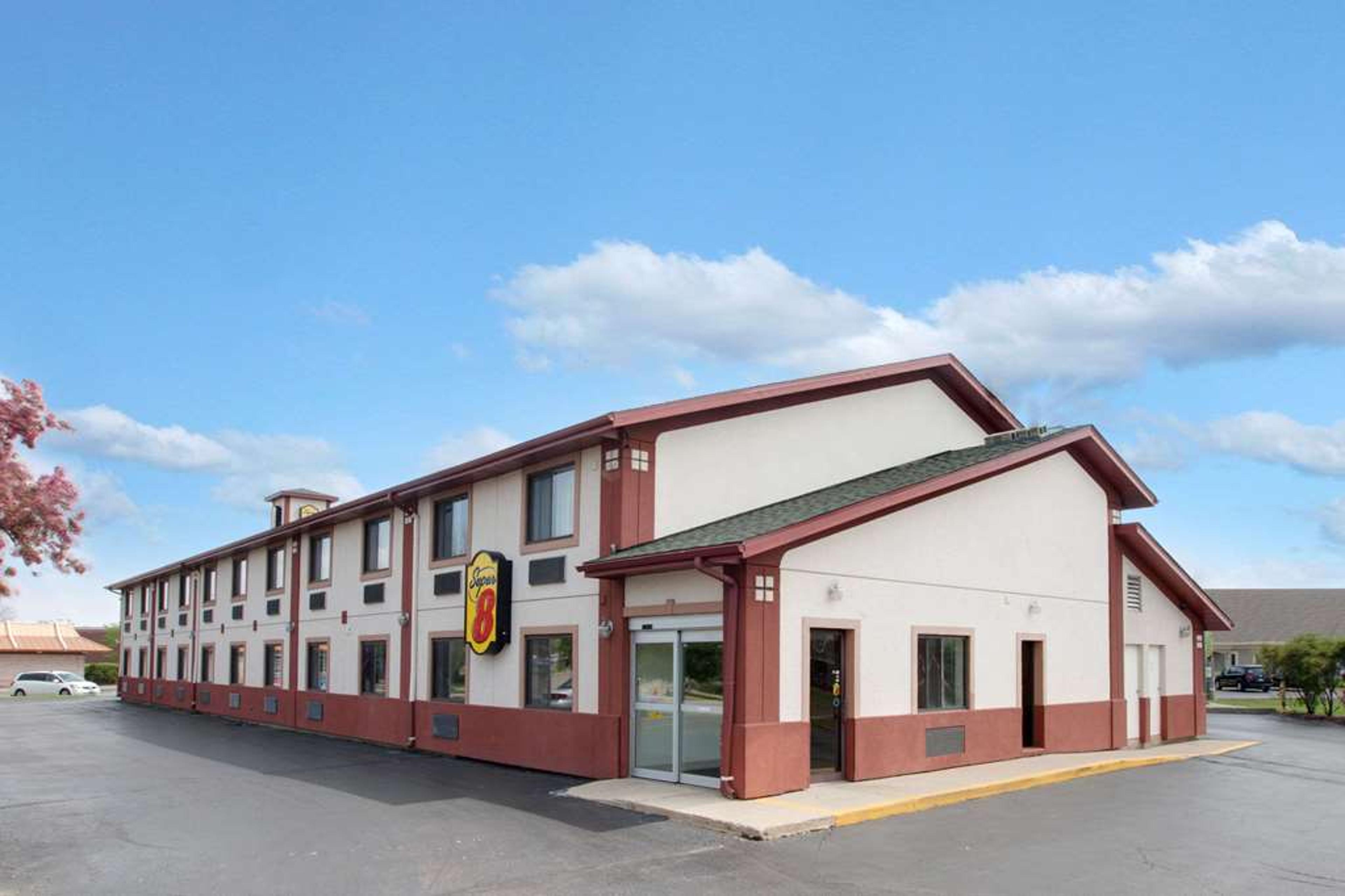 SUPER 8 BY WYNDHAM CRYSTAL LAKE