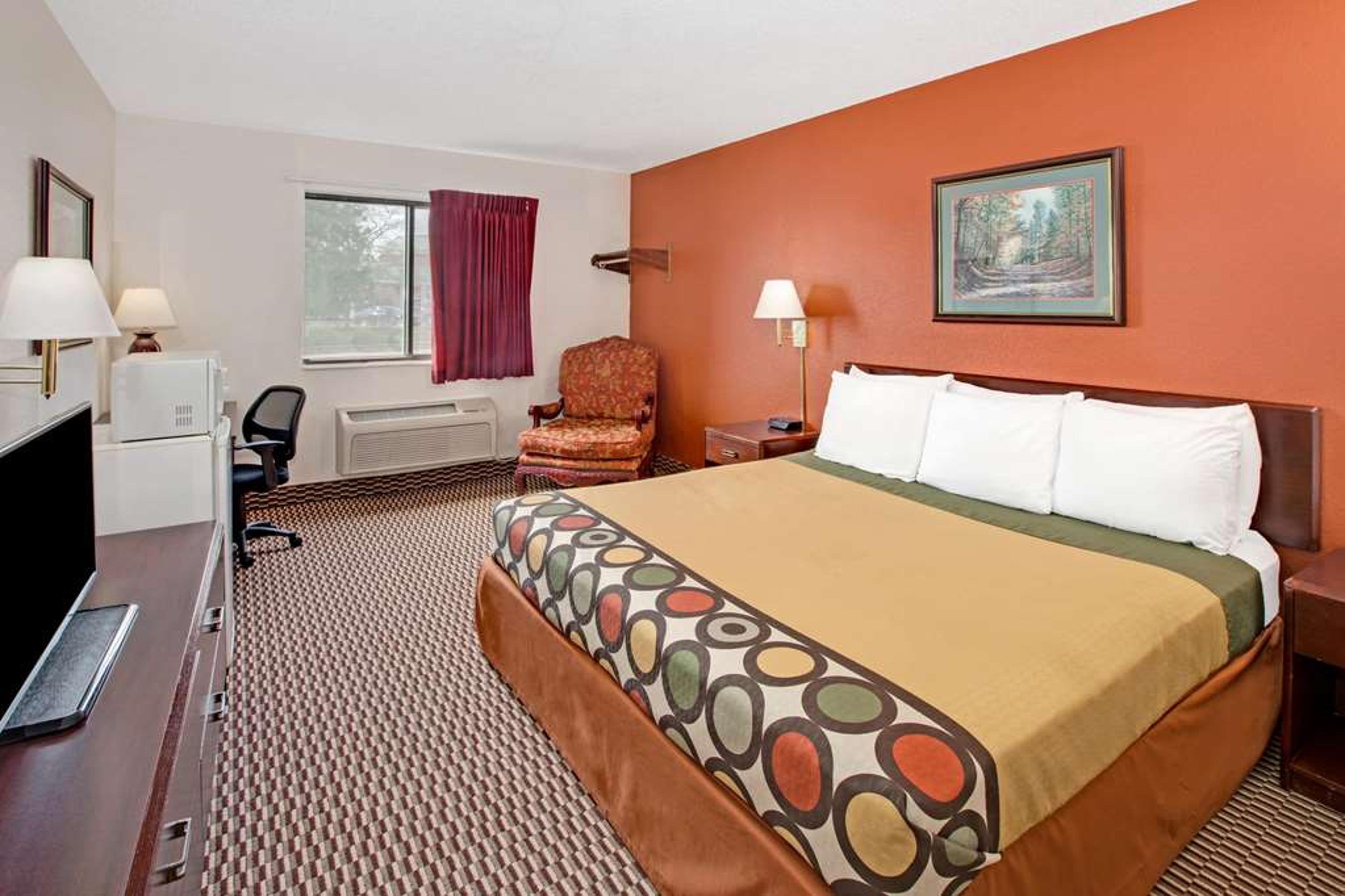 SUPER 8 BY WYNDHAM CRYSTAL LAKE