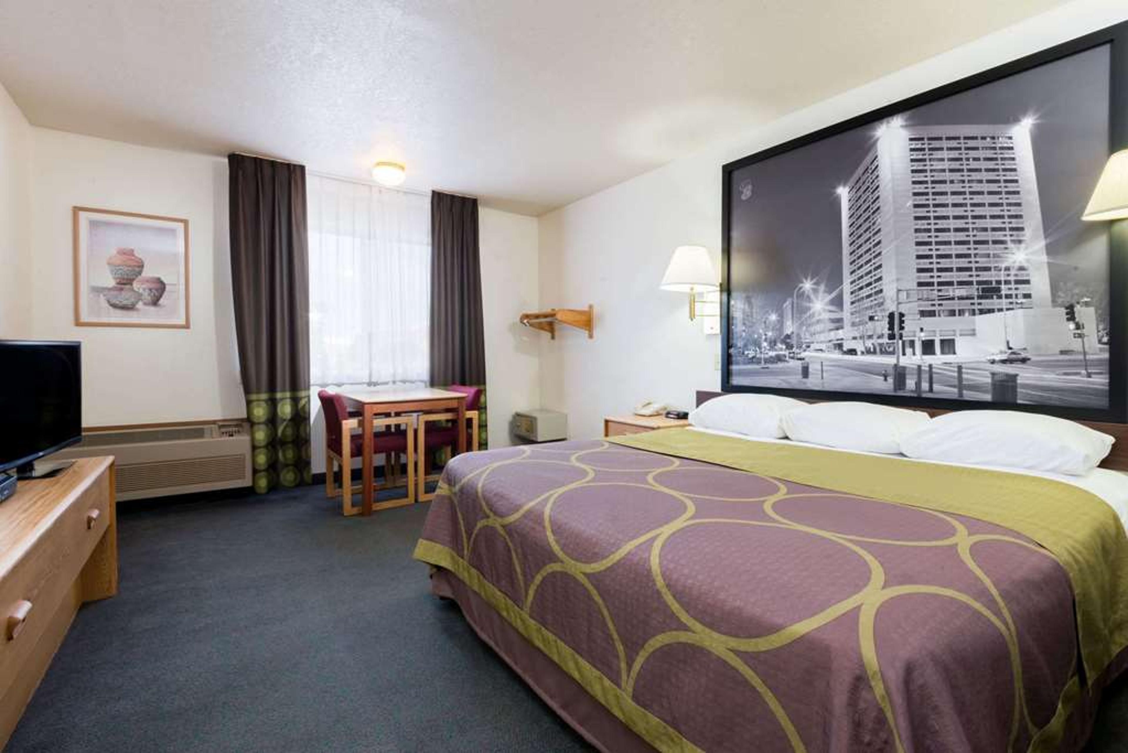 SUPER 8 BY WYNDHAM BERNALILLO