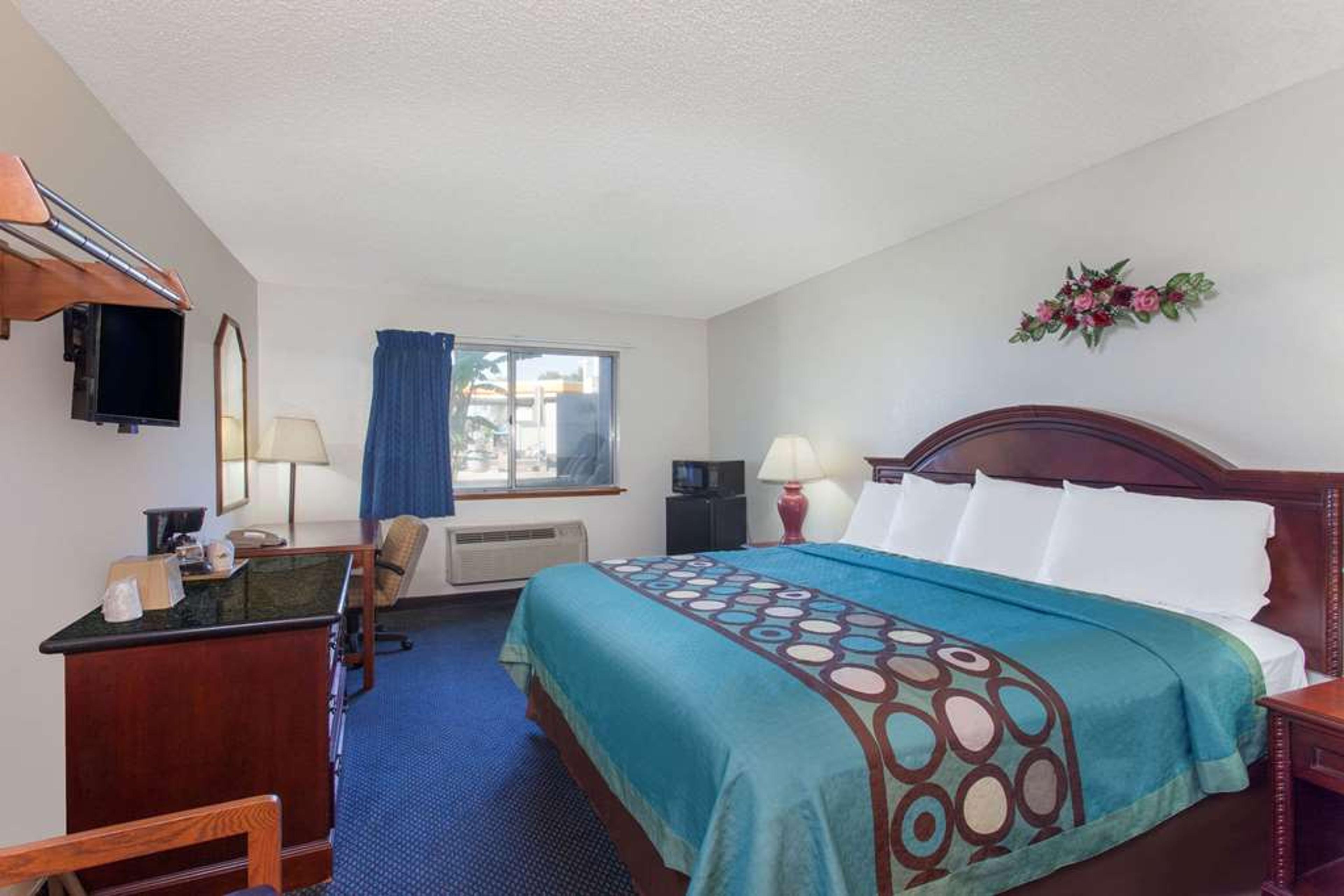 SUPER 8 BY WYNDHAM SELMA/FRESNO ARE