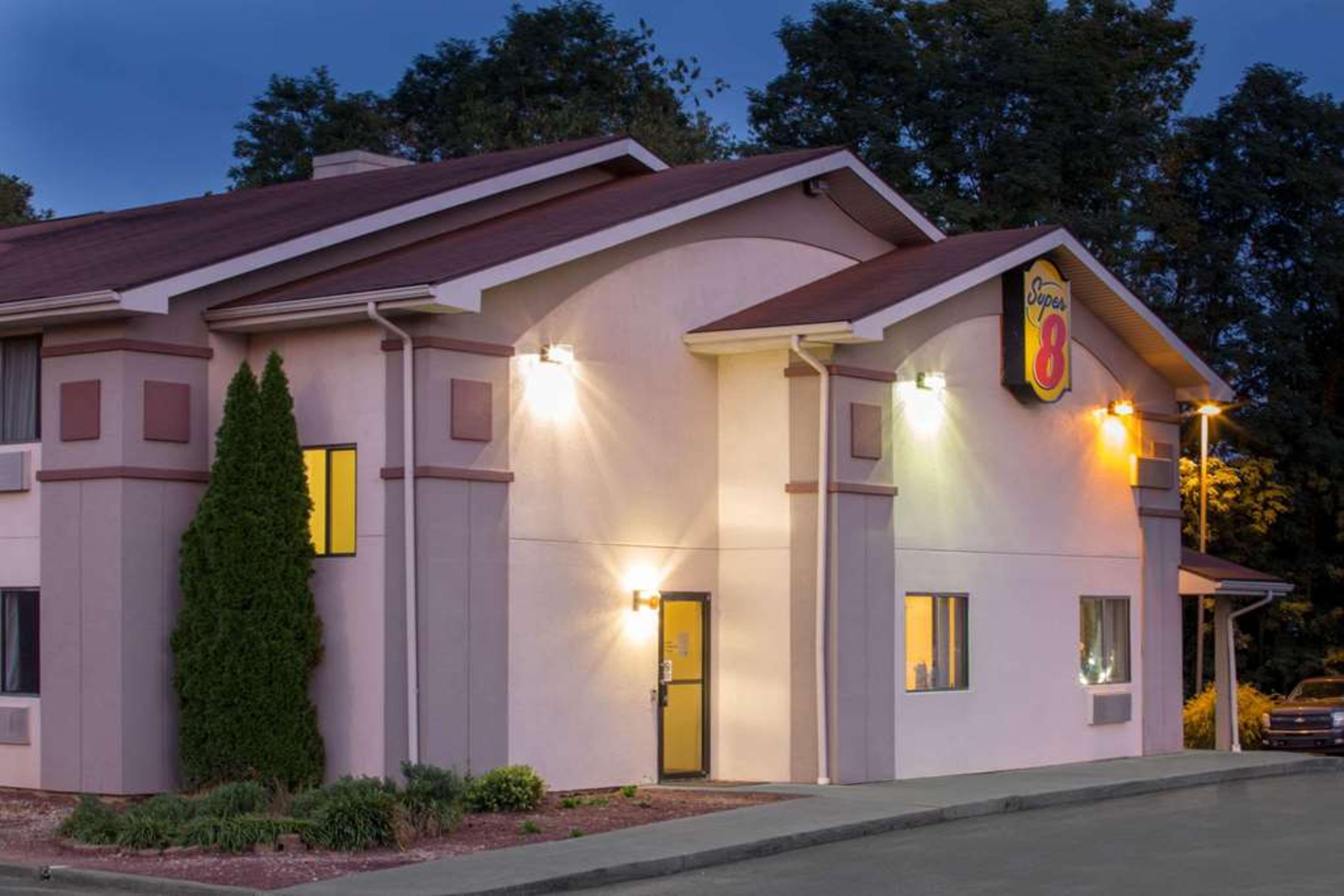 SUPER 8 BY WYNDHAM LEWISBURG