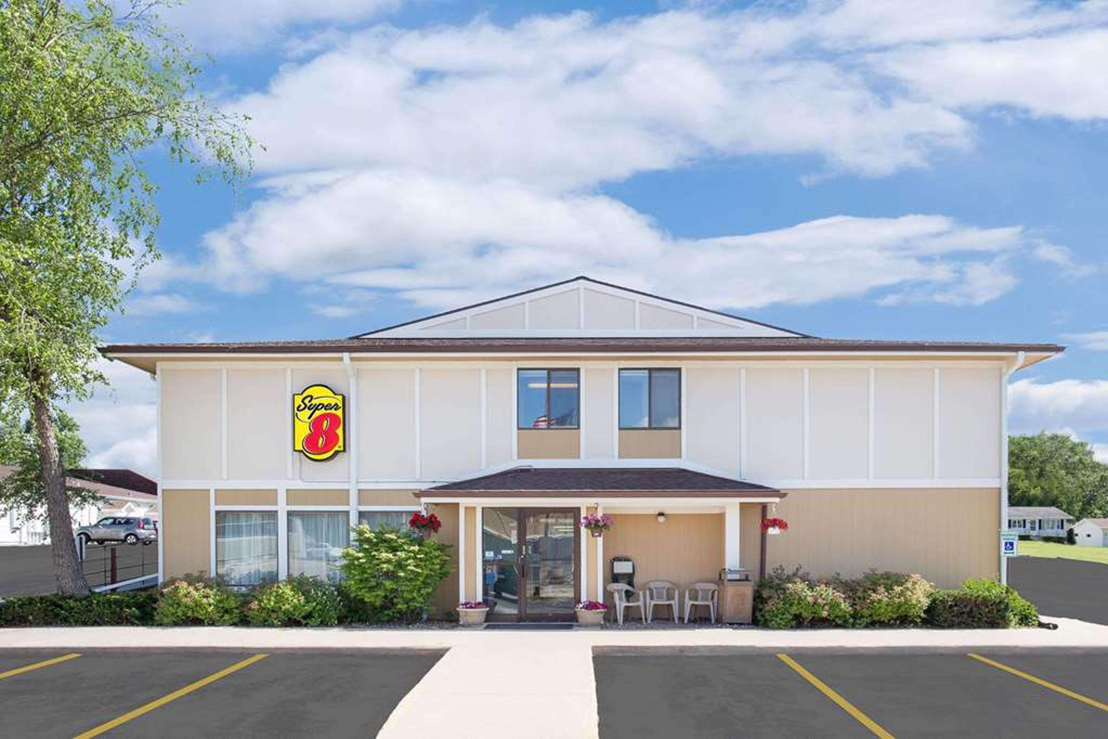 SUPER 8 BY WYNDHAM BEAVER DAM