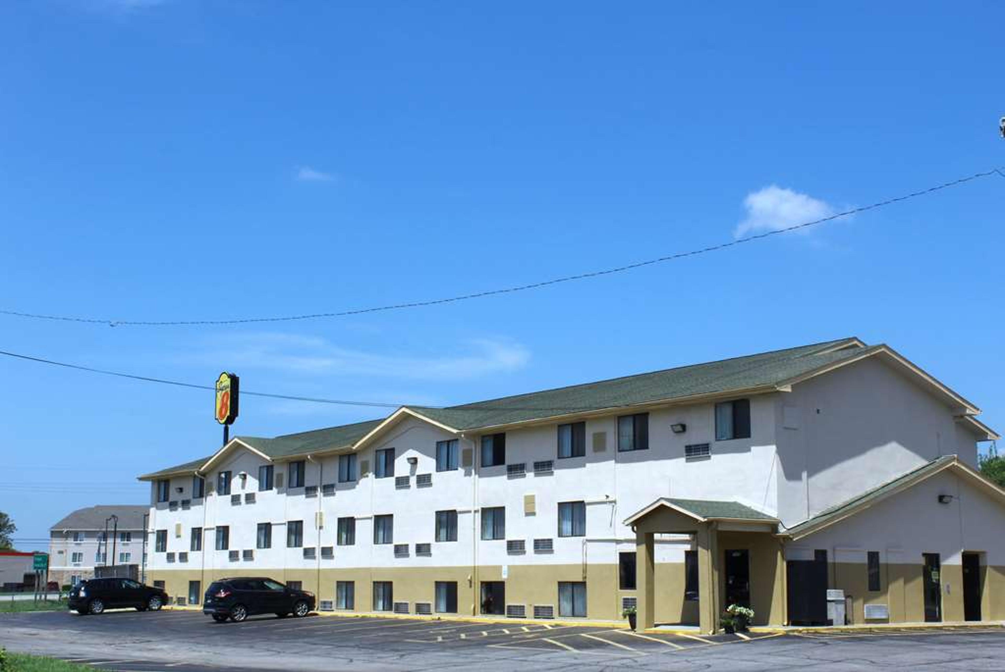 SUPER 8 BY WYNDHAM TOPEKA/WANAMAKER