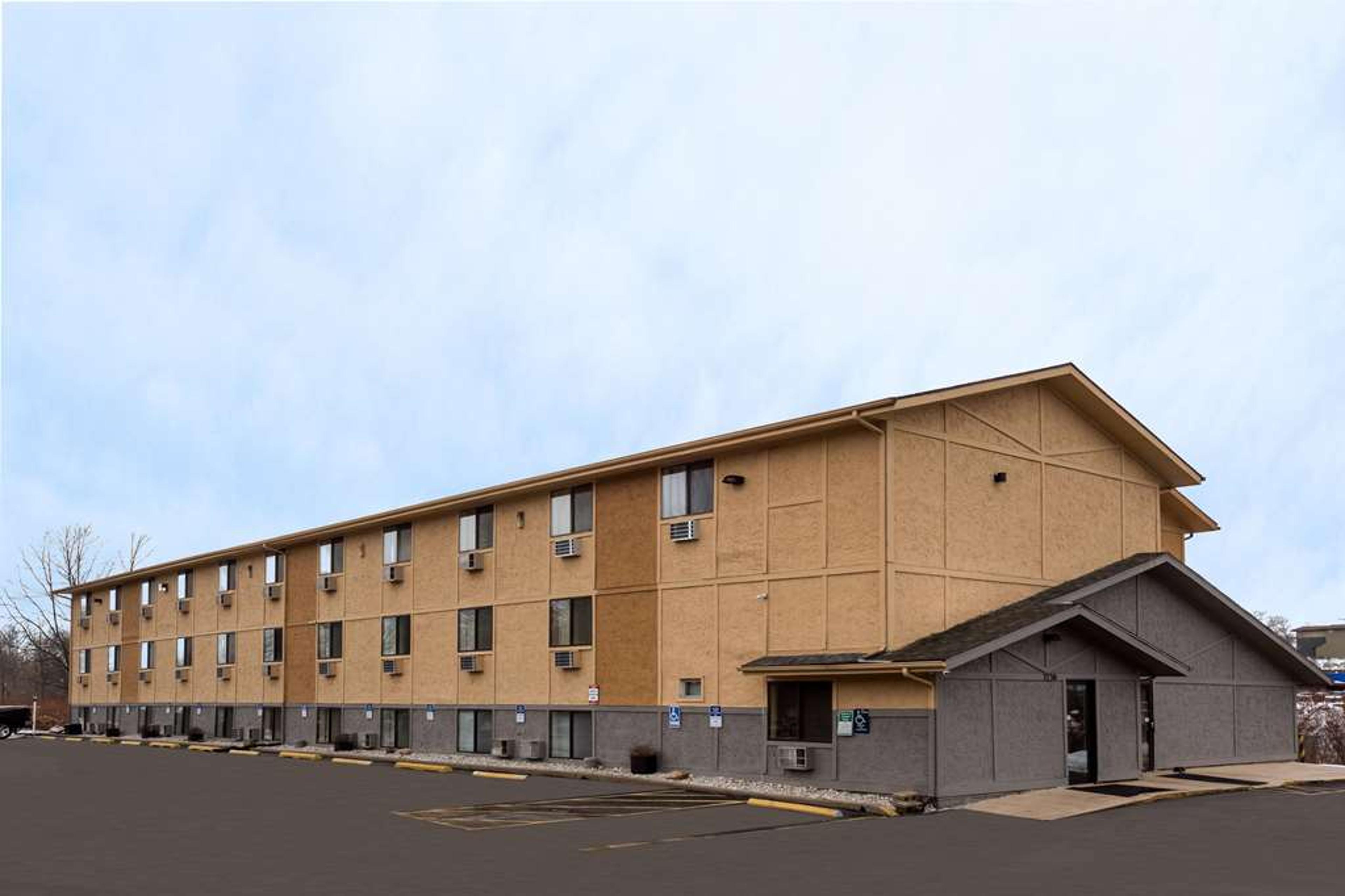 SUPER 8 BY WYNDHAM DUBUQUE/GALENA A