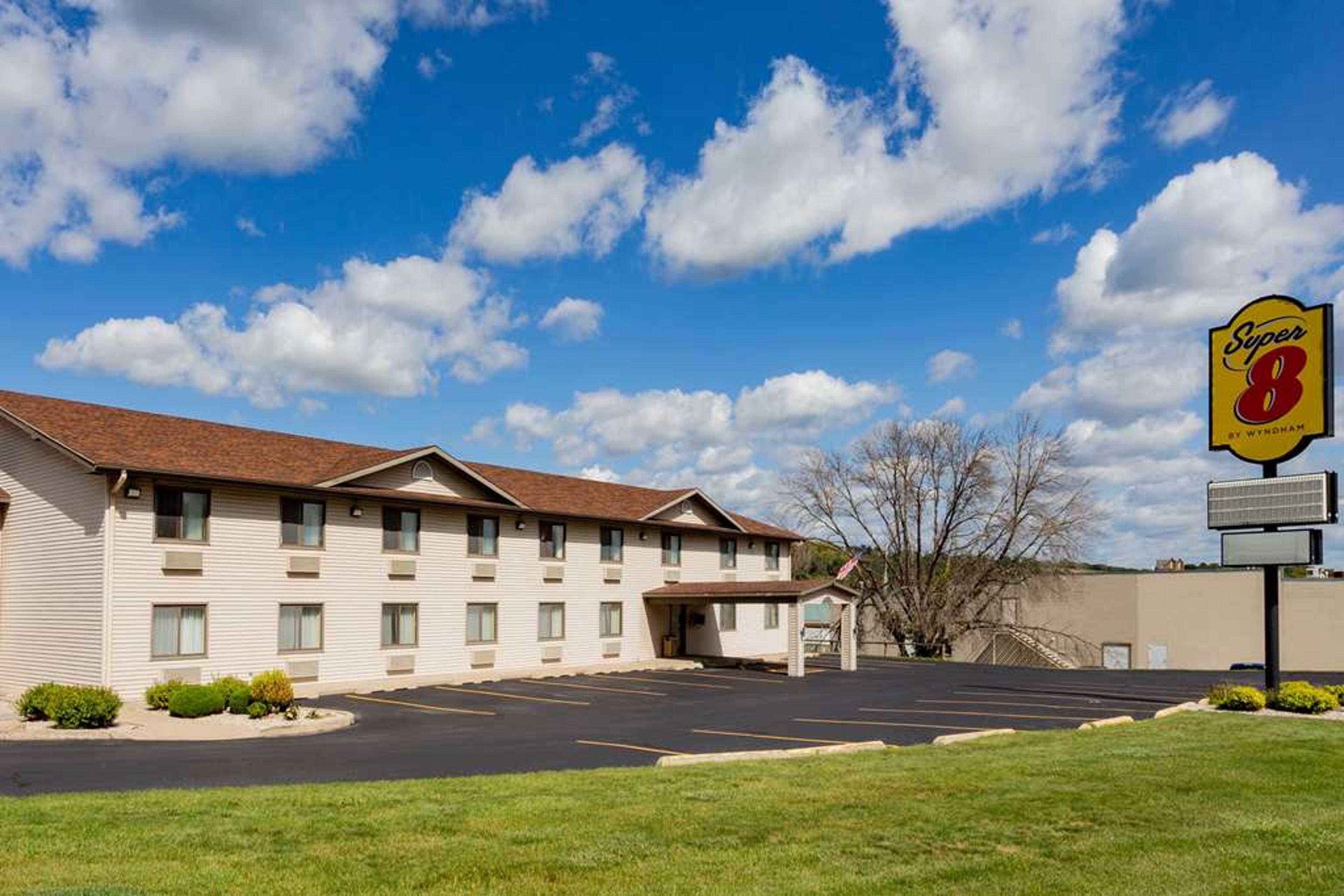 SUPER 8 BY WYNDHAM DECORAH