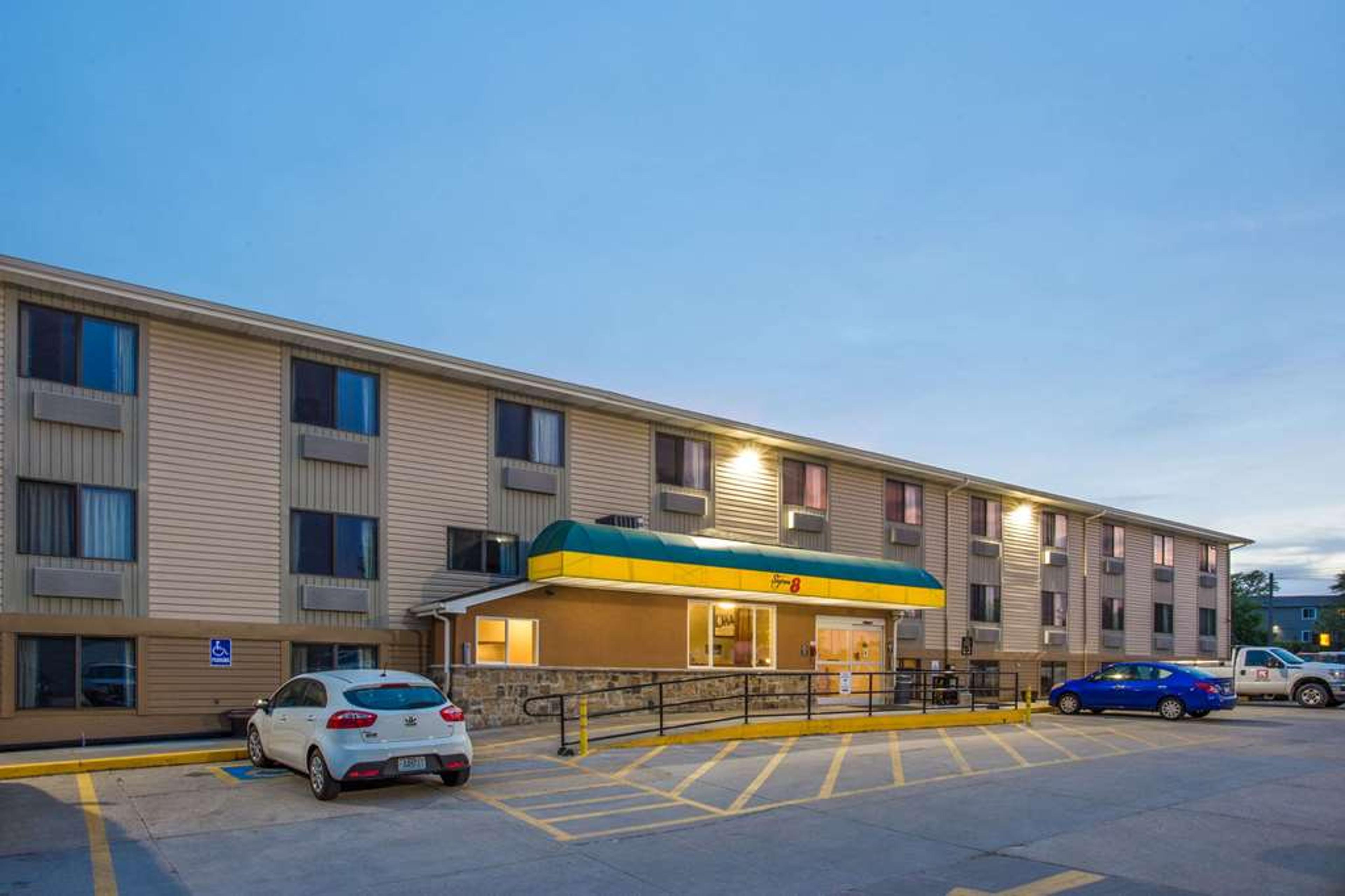 SUPER 8 BY WYNDHAM IOWA CITY/CORALV
