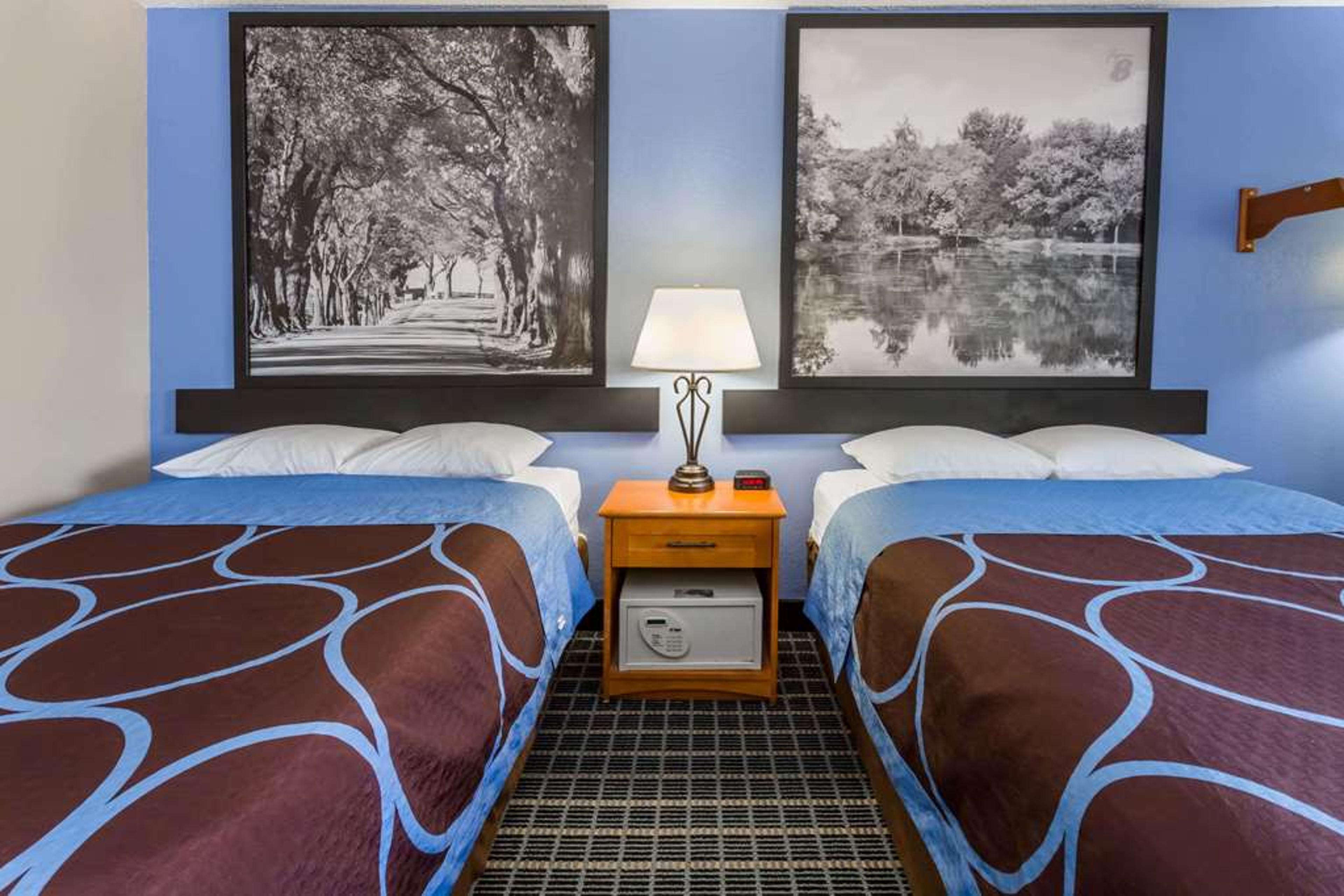 SUPER 8 BY WYNDHAM IOWA CITY/CORALV